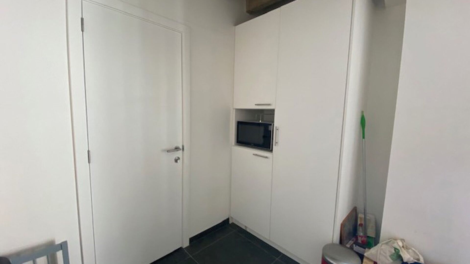 Résidence étudiante très centrale, dispose d'environ 30 chambres d'étudiants avec salle de bain privée dans la Vaartstraat. Aménagement : chambre/étude avec lit, bureau et chaise de bureau, réfrigérateur, armoire et salle de bain privée avec lav