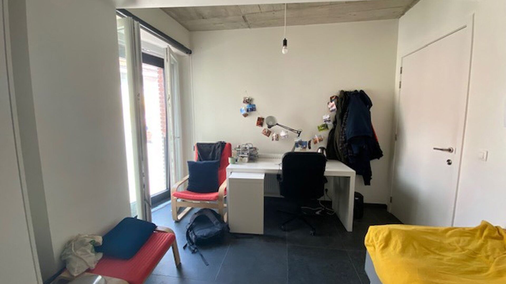 Résidence étudiante très centrale, dispose d'environ 30 chambres d'étudiants avec salle de bain privée dans la Vaartstraat. Aménagement : chambre/étude avec lit, bureau et chaise de bureau, réfrigérateur, armoire et salle de bain privée avec lav