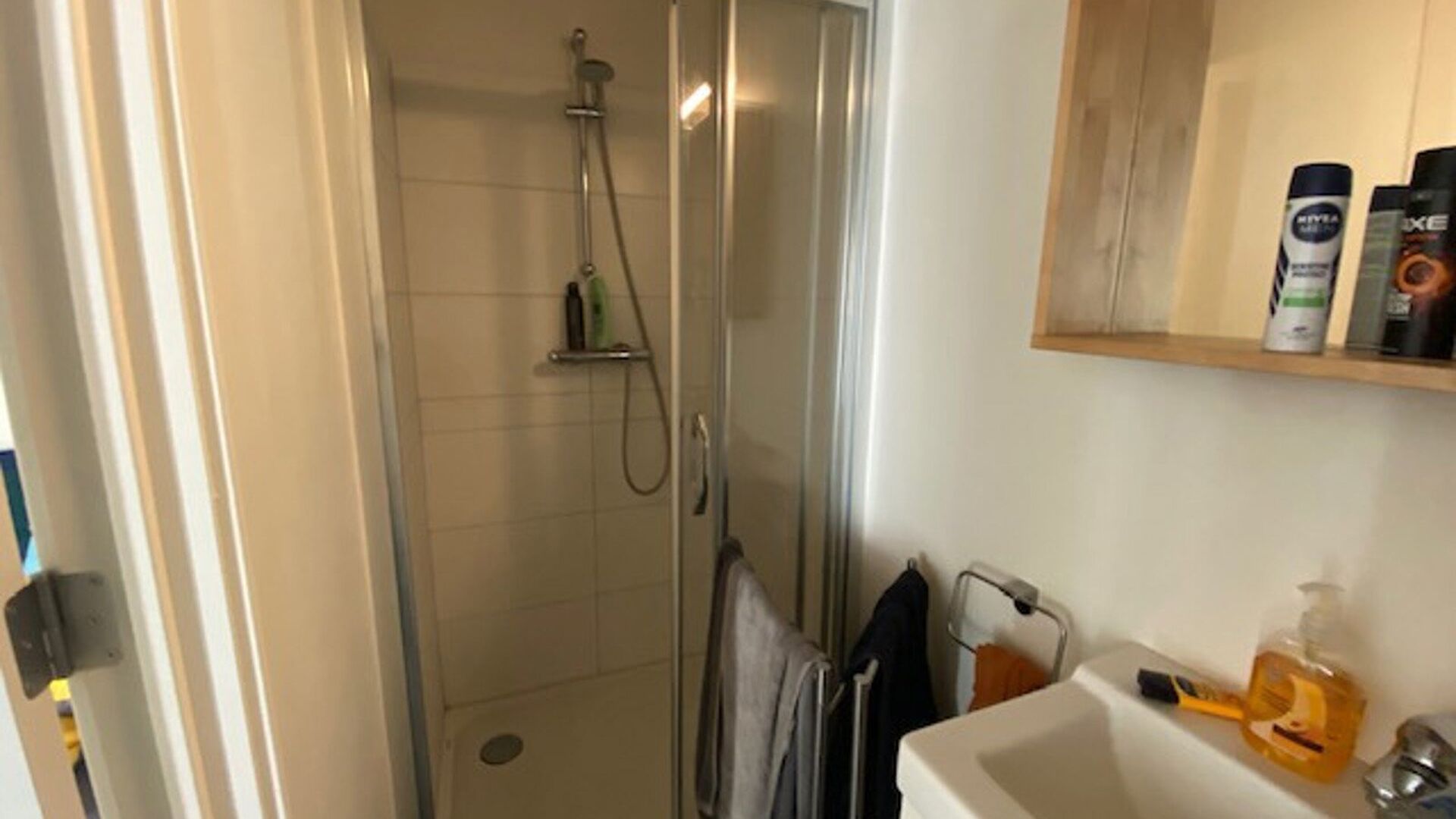 Résidence étudiante très centrale, dispose d'environ 30 chambres d'étudiants avec salle de bain privée dans la Vaartstraat. Aménagement : chambre/étude avec lit, bureau et chaise de bureau, réfrigérateur, armoire et salle de bain privée avec lav
