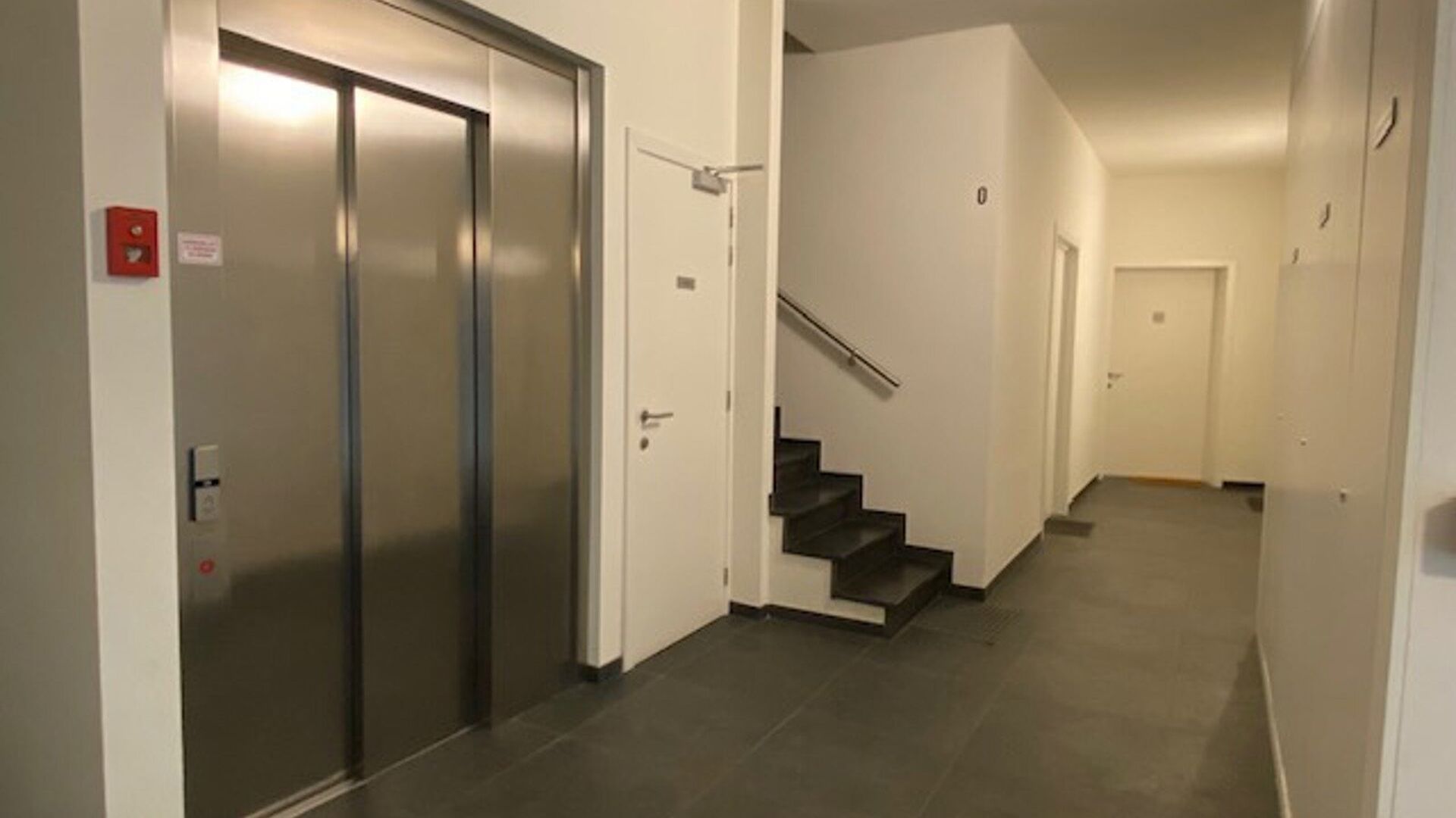 Résidence étudiante très centrale, dispose d'environ 30 chambres d'étudiants avec salle de bain privée dans la Vaartstraat. Aménagement : chambre/étude avec lit, bureau et chaise de bureau, réfrigérateur, armoire et salle de bain privée avec lav