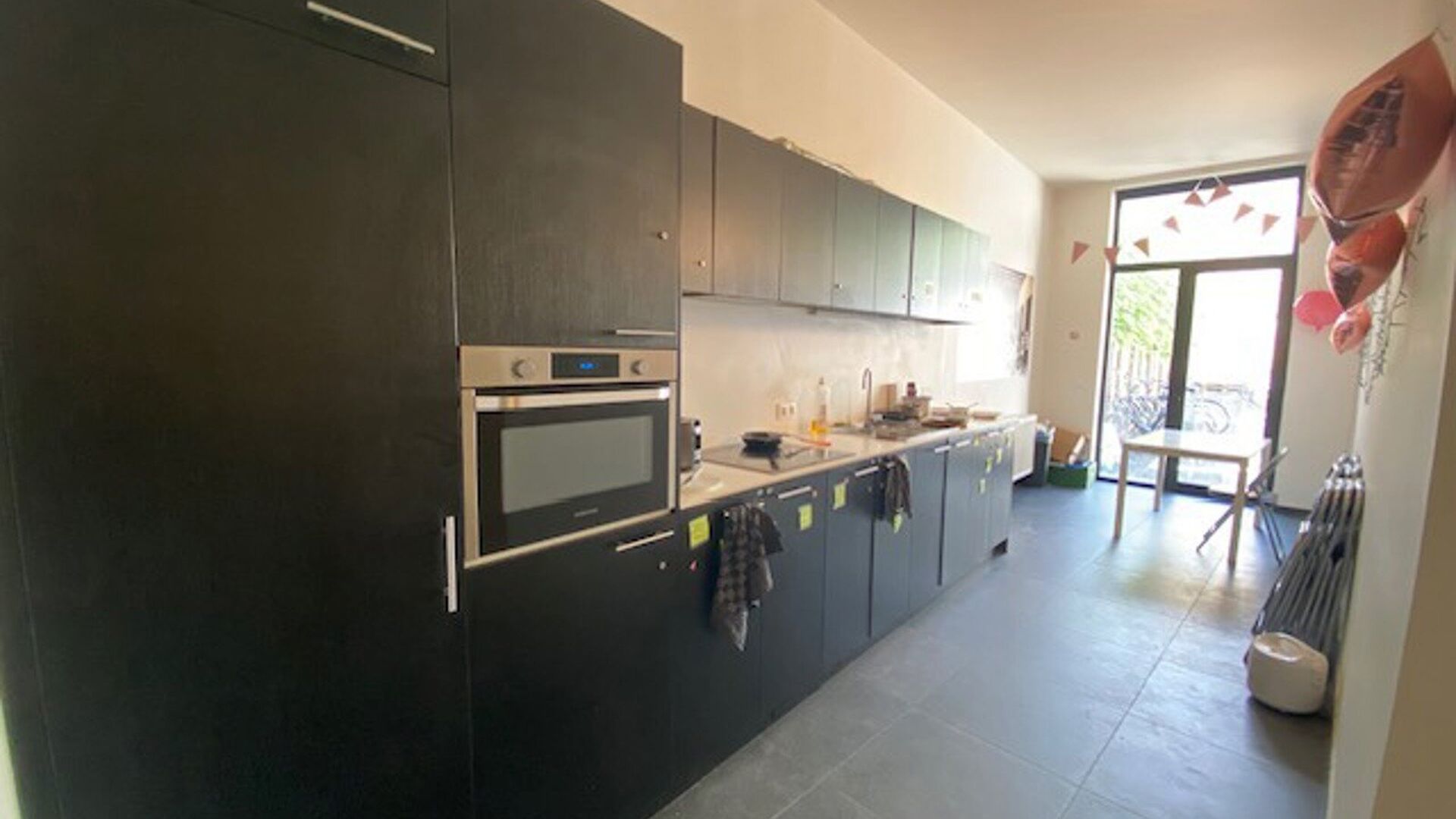 Résidence étudiante très centrale, dispose d'environ 30 chambres d'étudiants avec salle de bain privée dans la Vaartstraat. Aménagement : chambre/étude avec lit, bureau et chaise de bureau, réfrigérateur, armoire et salle de bain privée avec lav