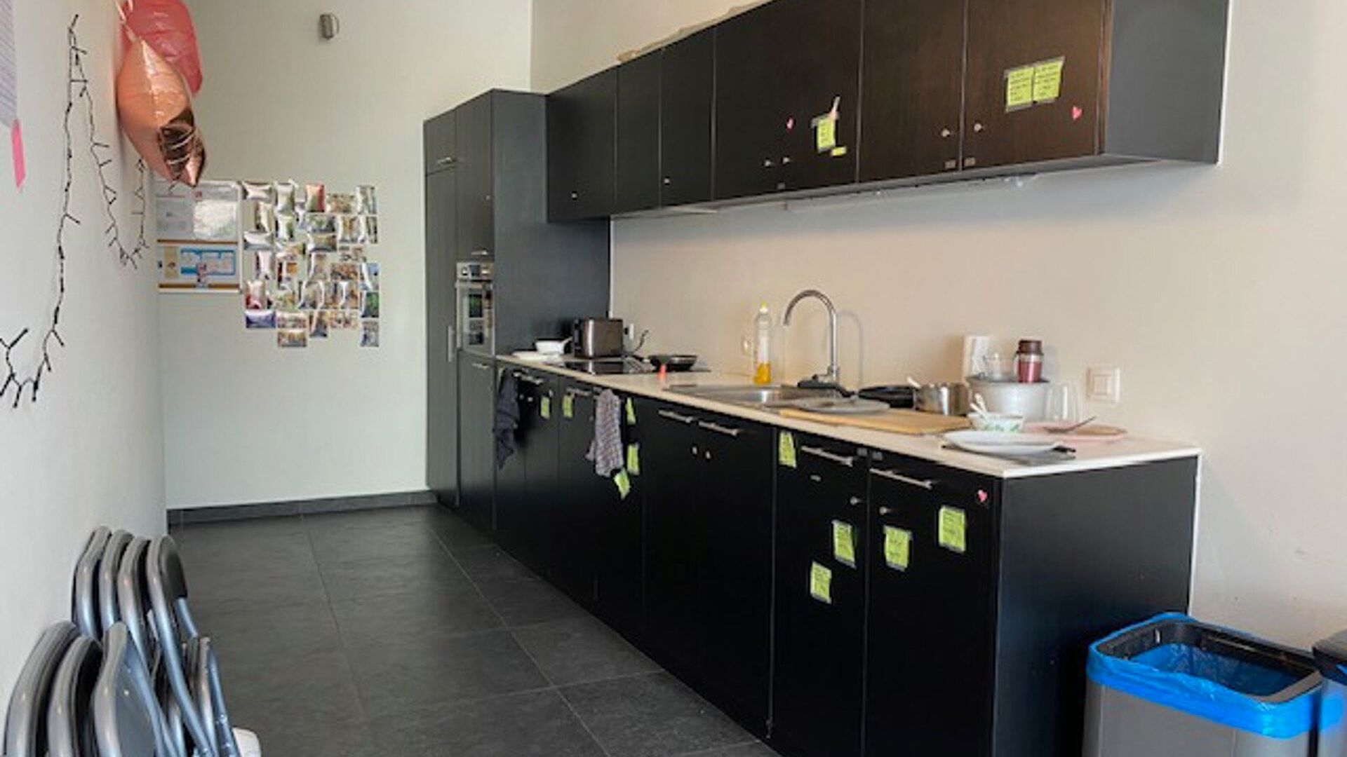 Résidence étudiante très centrale, dispose d'environ 30 chambres d'étudiants avec salle de bain privée dans la Vaartstraat. Aménagement : chambre/étude avec lit, bureau et chaise de bureau, réfrigérateur, armoire et salle de bain privée avec lav