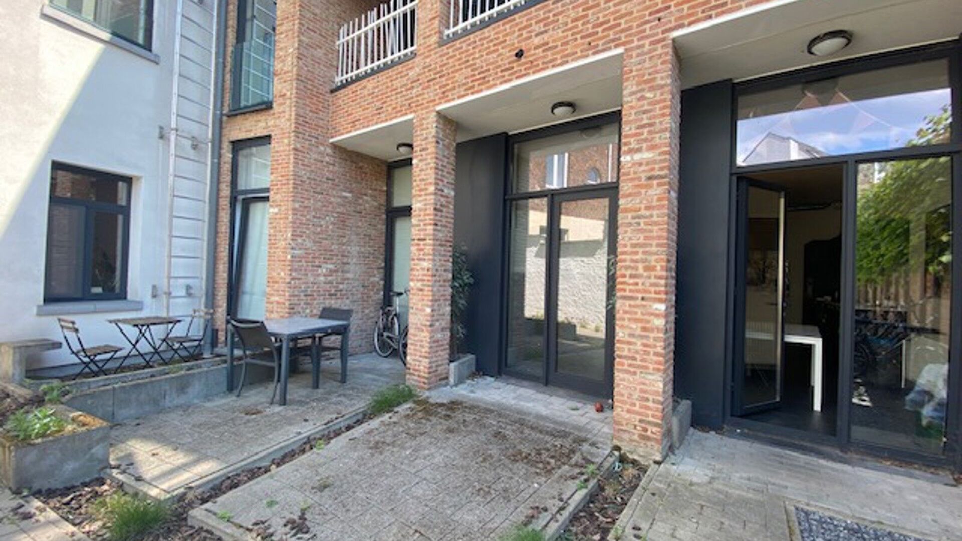 Résidence étudiante très centrale, dispose d'environ 30 chambres d'étudiants avec salle de bain privée dans la Vaartstraat. Aménagement : chambre/étude avec lit, bureau et chaise de bureau, réfrigérateur, armoire et salle de bain privée avec lav
