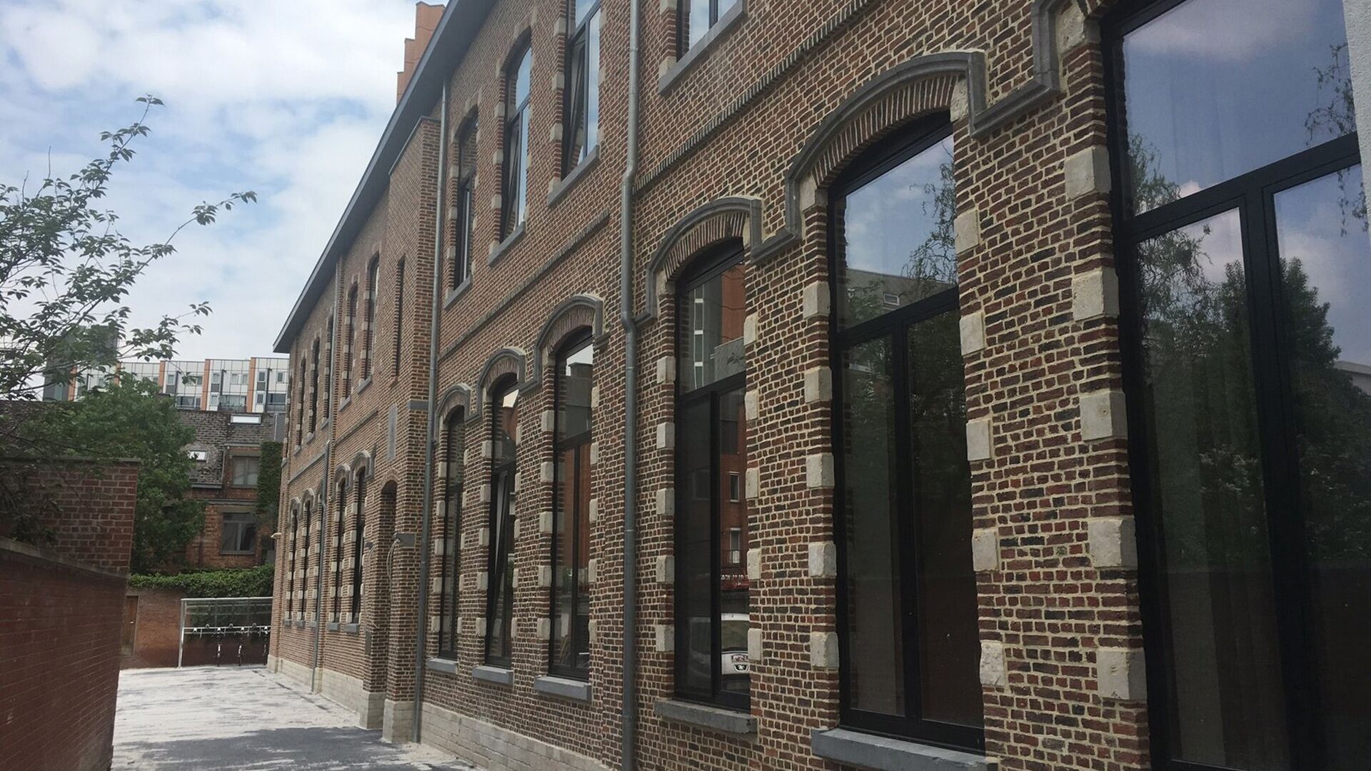 Nouvelle chambre d'étudiant avec salle de bain privée au rez-de-chaussée. La chambre est meublée d'un lit, d'un bureau, d'un réfrigérateur et d'une armoire. L'éclairage et les rideaux sont également fournis. Il y a une grande cuisine commune avec 