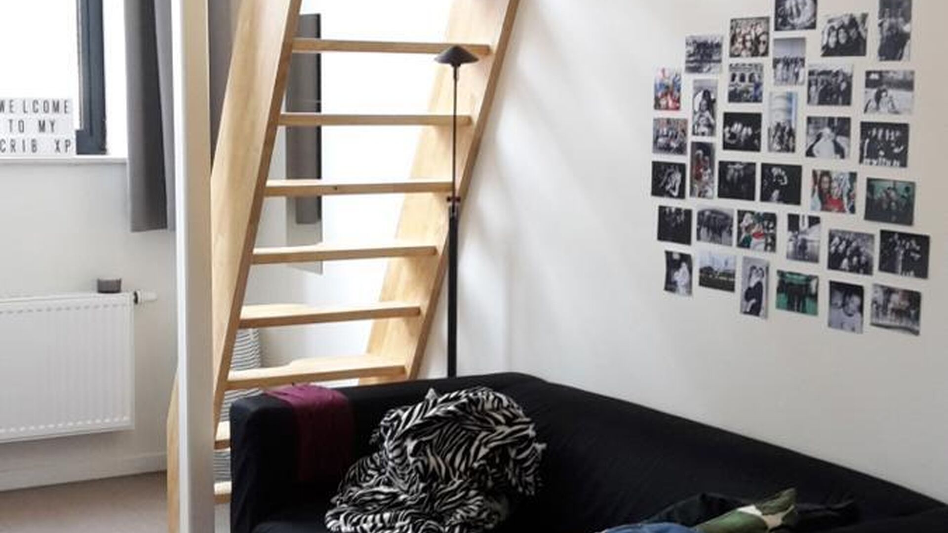 Nouvelle chambre d'étudiant avec salle de bain privée au rez-de-chaussée. La chambre est meublée d'un lit, d'un bureau, d'un réfrigérateur et d'une armoire. L'éclairage et les rideaux sont également fournis. Il y a une grande cuisine commune avec 