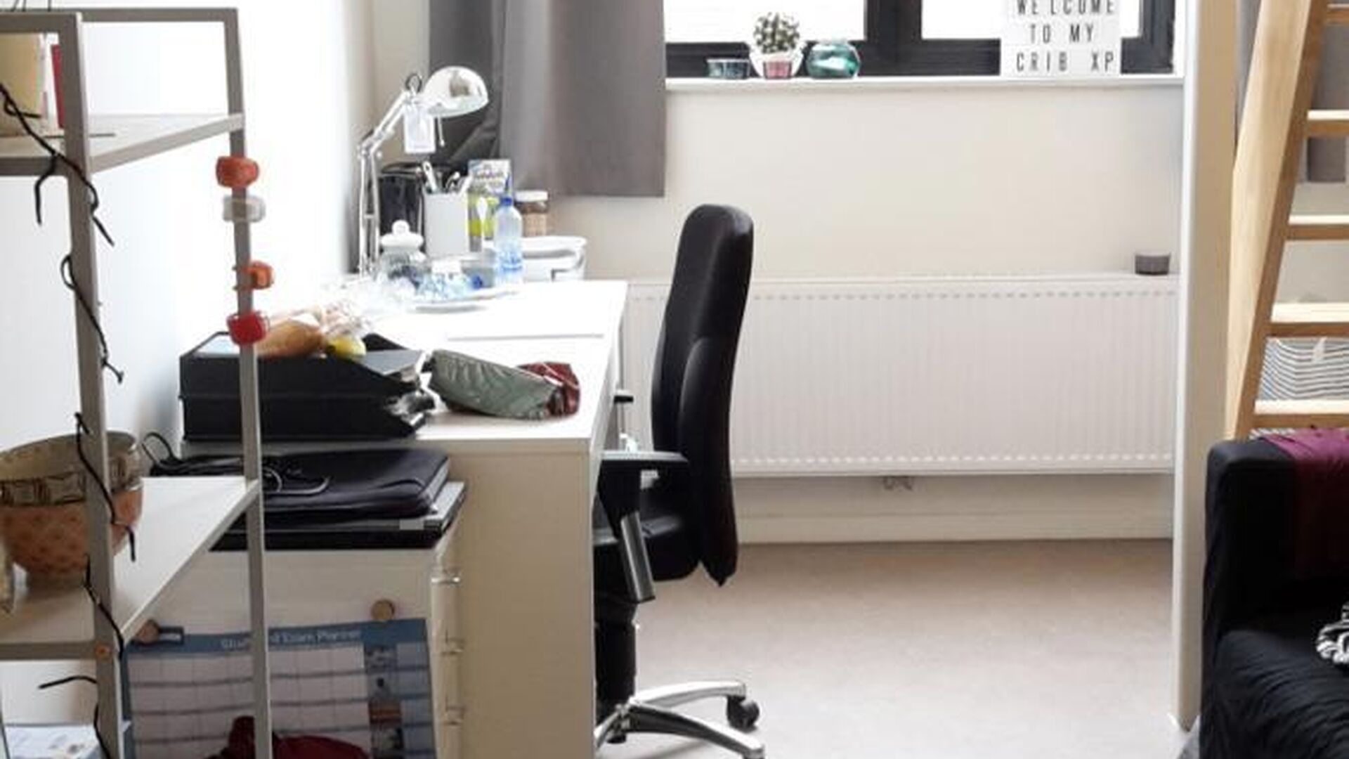 Nouvelle chambre d'étudiant avec salle de bain privée au rez-de-chaussée. La chambre est meublée d'un lit, d'un bureau, d'un réfrigérateur et d'une armoire. L'éclairage et les rideaux sont également fournis. Il y a une grande cuisine commune avec 