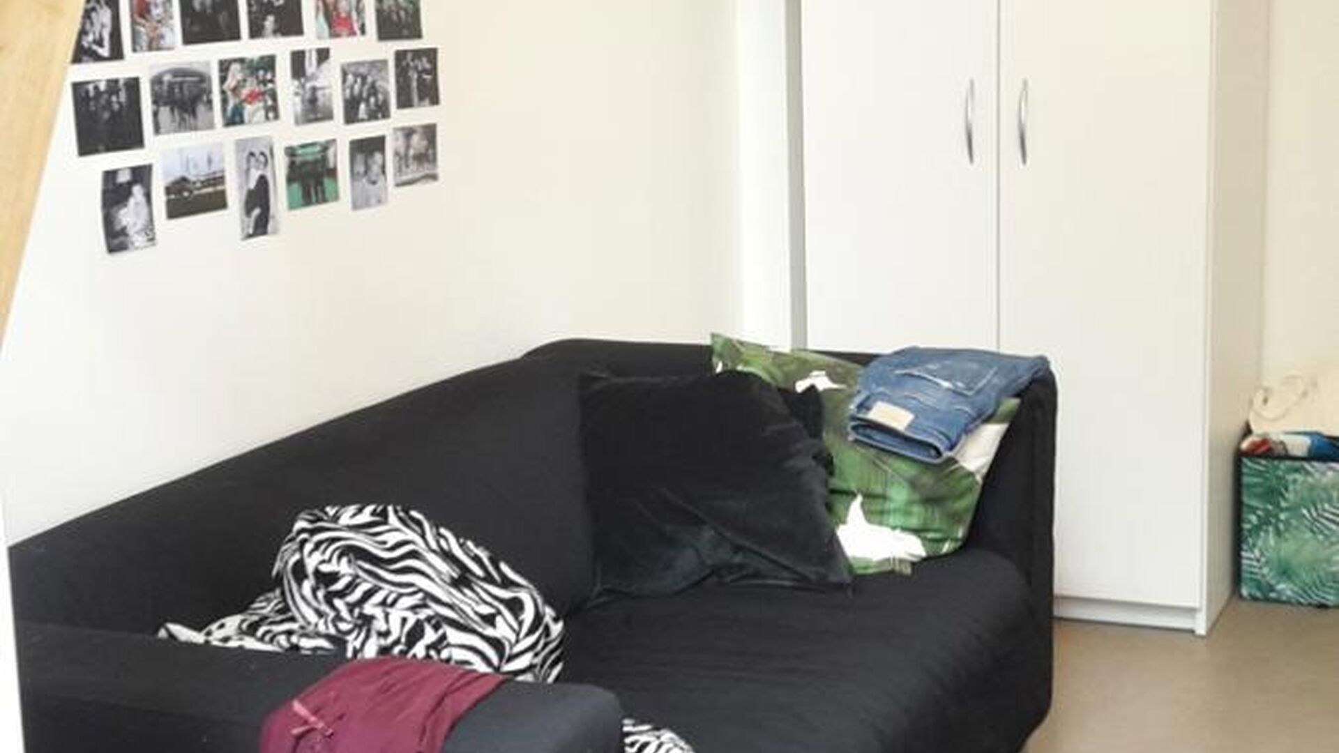 Nouvelle chambre d'étudiant avec salle de bain privée au rez-de-chaussée. La chambre est meublée d'un lit, d'un bureau, d'un réfrigérateur et d'une armoire. L'éclairage et les rideaux sont également fournis. Il y a une grande cuisine commune avec 