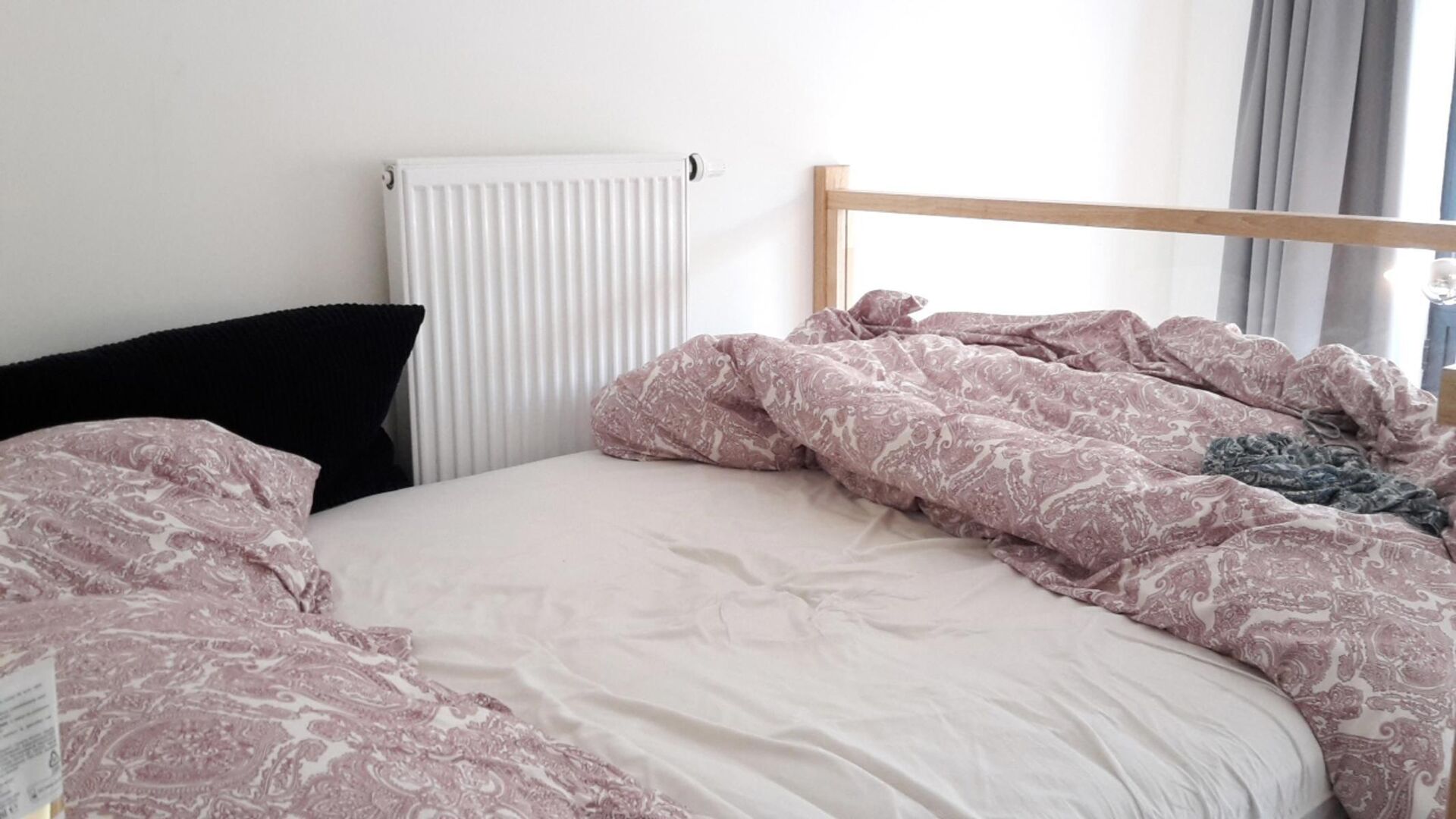 Nouvelle chambre d'étudiant avec salle de bain privée au rez-de-chaussée. La chambre est meublée d'un lit, d'un bureau, d'un réfrigérateur et d'une armoire. L'éclairage et les rideaux sont également fournis. Il y a une grande cuisine commune avec 