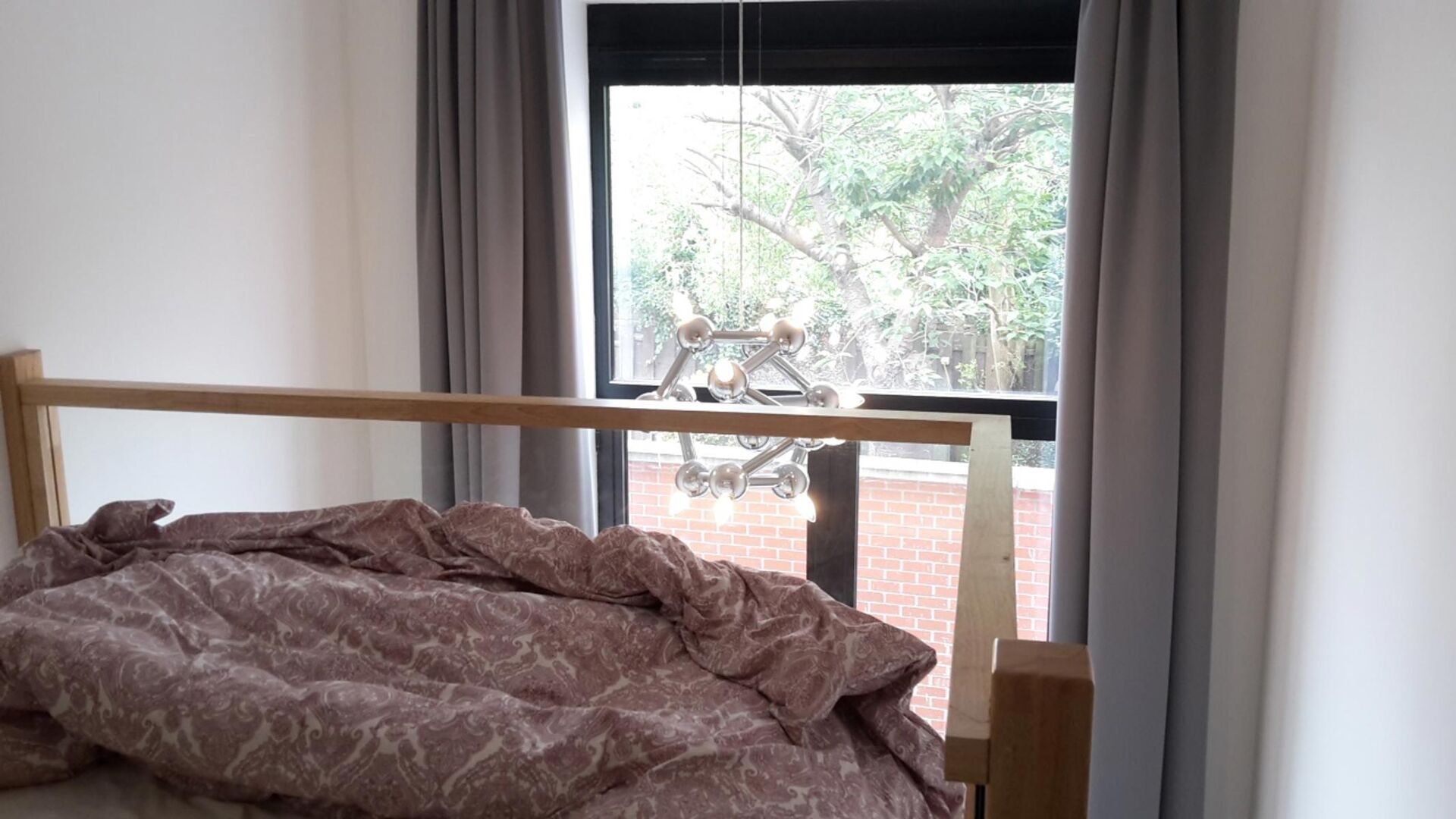 Nouvelle chambre d'étudiant avec salle de bain privée au rez-de-chaussée. La chambre est meublée d'un lit, d'un bureau, d'un réfrigérateur et d'une armoire. L'éclairage et les rideaux sont également fournis. Il y a une grande cuisine commune avec 
