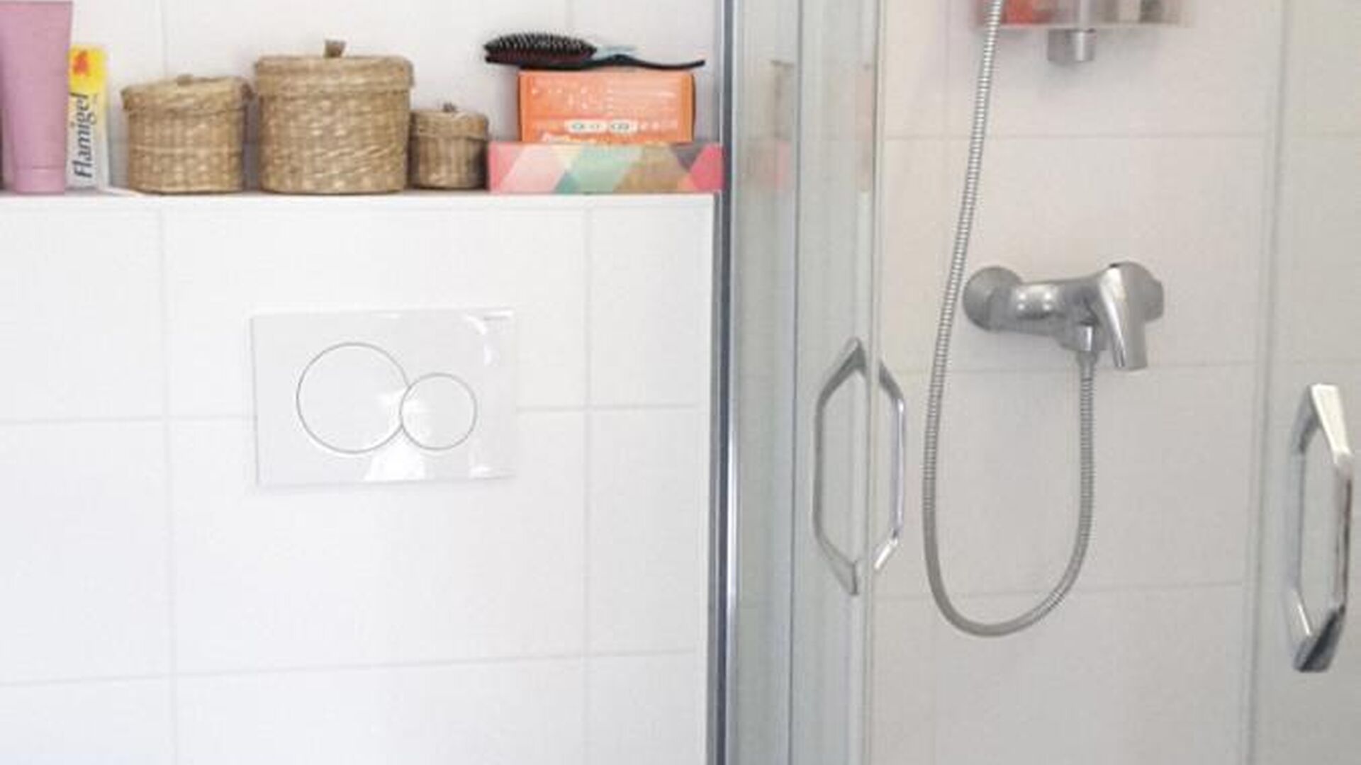 Nouvelle chambre d'étudiant avec salle de bain privée au rez-de-chaussée. La chambre est meublée d'un lit, d'un bureau, d'un réfrigérateur et d'une armoire. L'éclairage et les rideaux sont également fournis. Il y a une grande cuisine commune avec 