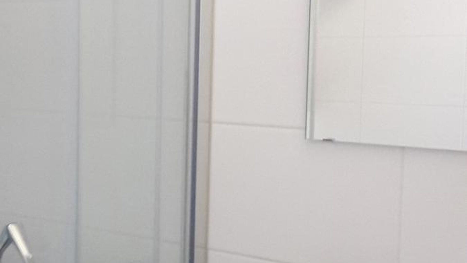 Nouvelle chambre d'étudiant avec salle de bain privée au rez-de-chaussée. La chambre est meublée d'un lit, d'un bureau, d'un réfrigérateur et d'une armoire. L'éclairage et les rideaux sont également fournis. Il y a une grande cuisine commune avec 