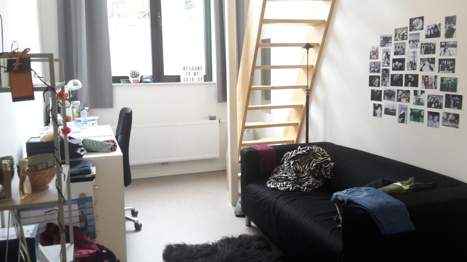 Nouvelle chambre d'étudiant avec salle de bain privée au rez-de-chaussée. La chambre est meublée d'un lit, d'un bureau, d'un réfrigérateur et d'une armoire. L'éclairage et les rideaux sont également fournis. Il y a une grande cuisine commune avec 