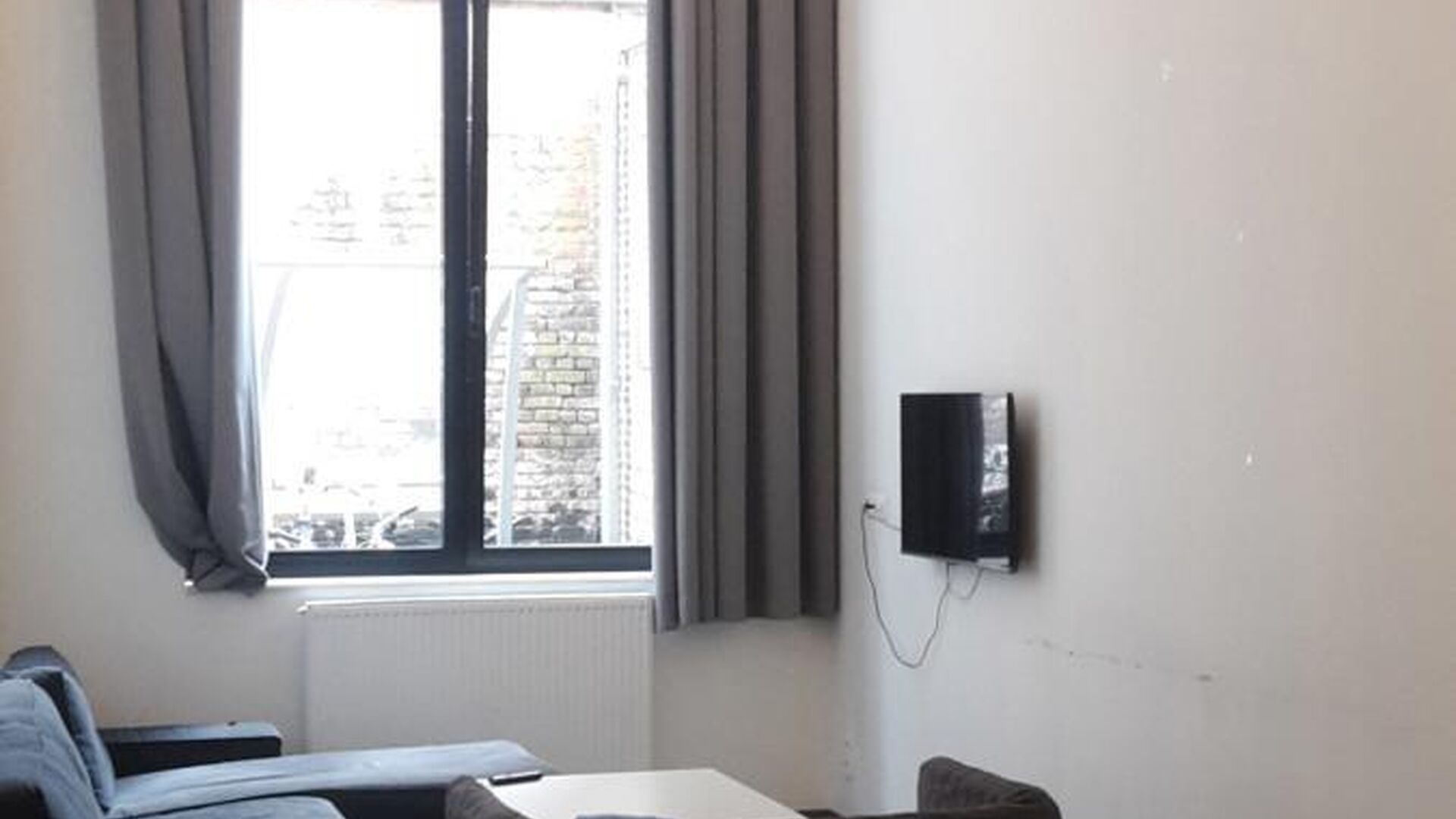 Nouvelle chambre d'étudiant avec salle de bain privée au rez-de-chaussée. La chambre est meublée d'un lit, d'un bureau, d'un réfrigérateur et d'une armoire. L'éclairage et les rideaux sont également fournis. Il y a une grande cuisine commune avec 