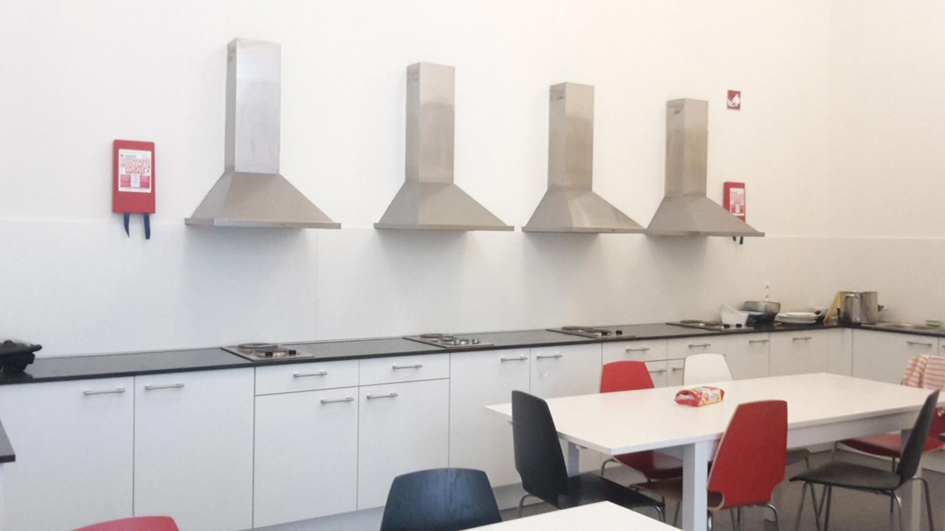 Nouvelle chambre d'étudiant avec salle de bain privée au rez-de-chaussée. La chambre est meublée d'un lit, d'un bureau, d'un réfrigérateur et d'une armoire. L'éclairage et les rideaux sont également fournis. Il y a une grande cuisine commune avec 
