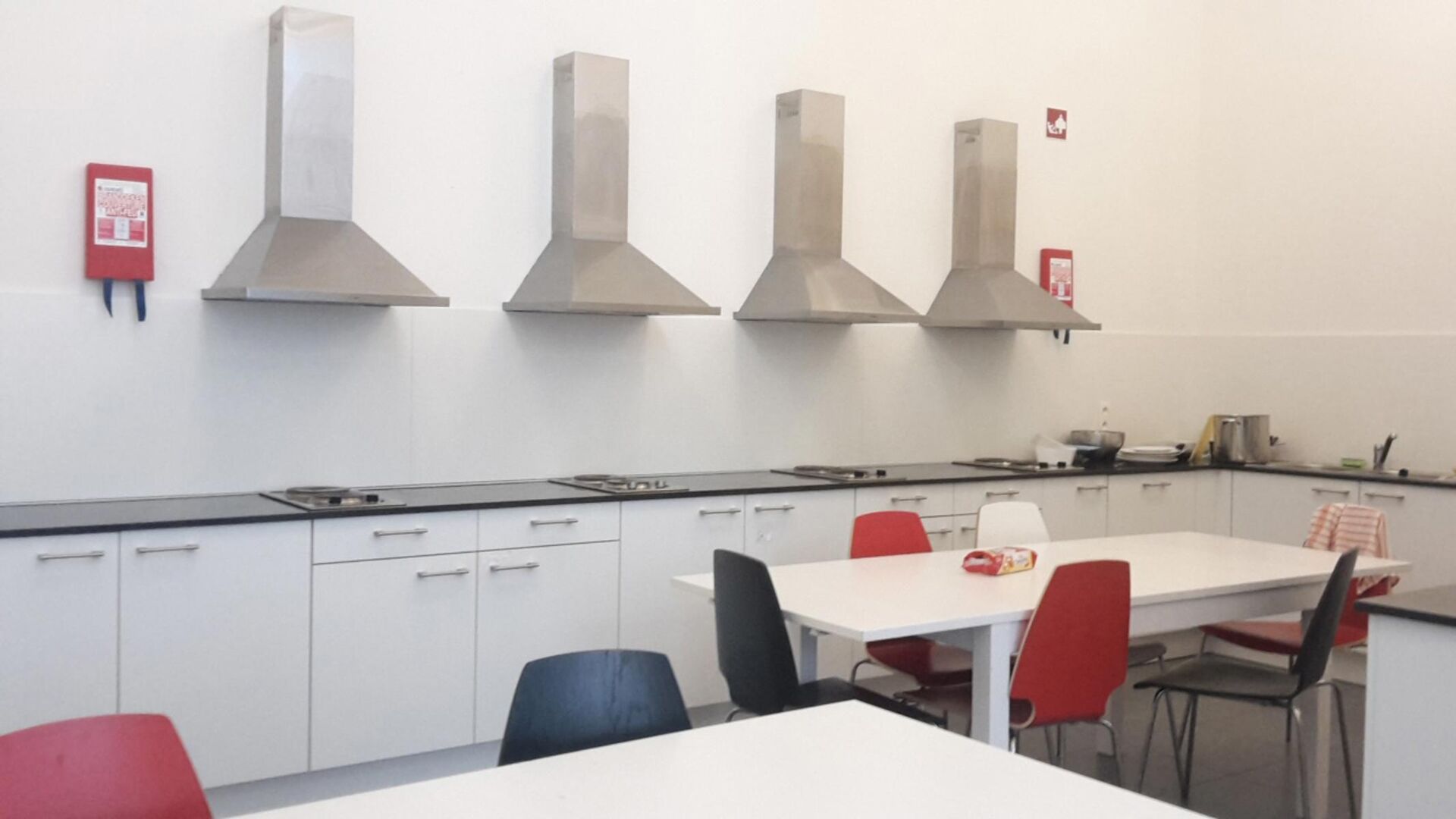 Nouvelle chambre d'étudiant avec salle de bain privée au rez-de-chaussée. La chambre est meublée d'un lit, d'un bureau, d'un réfrigérateur et d'une armoire. L'éclairage et les rideaux sont également fournis. Il y a une grande cuisine commune avec 