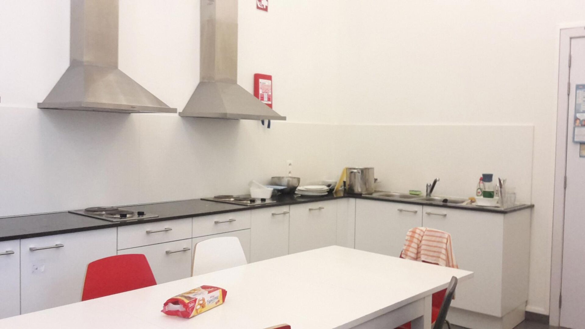 Nouvelle chambre d'étudiant avec salle de bain privée au rez-de-chaussée. La chambre est meublée d'un lit, d'un bureau, d'un réfrigérateur et d'une armoire. L'éclairage et les rideaux sont également fournis. Il y a une grande cuisine commune avec 