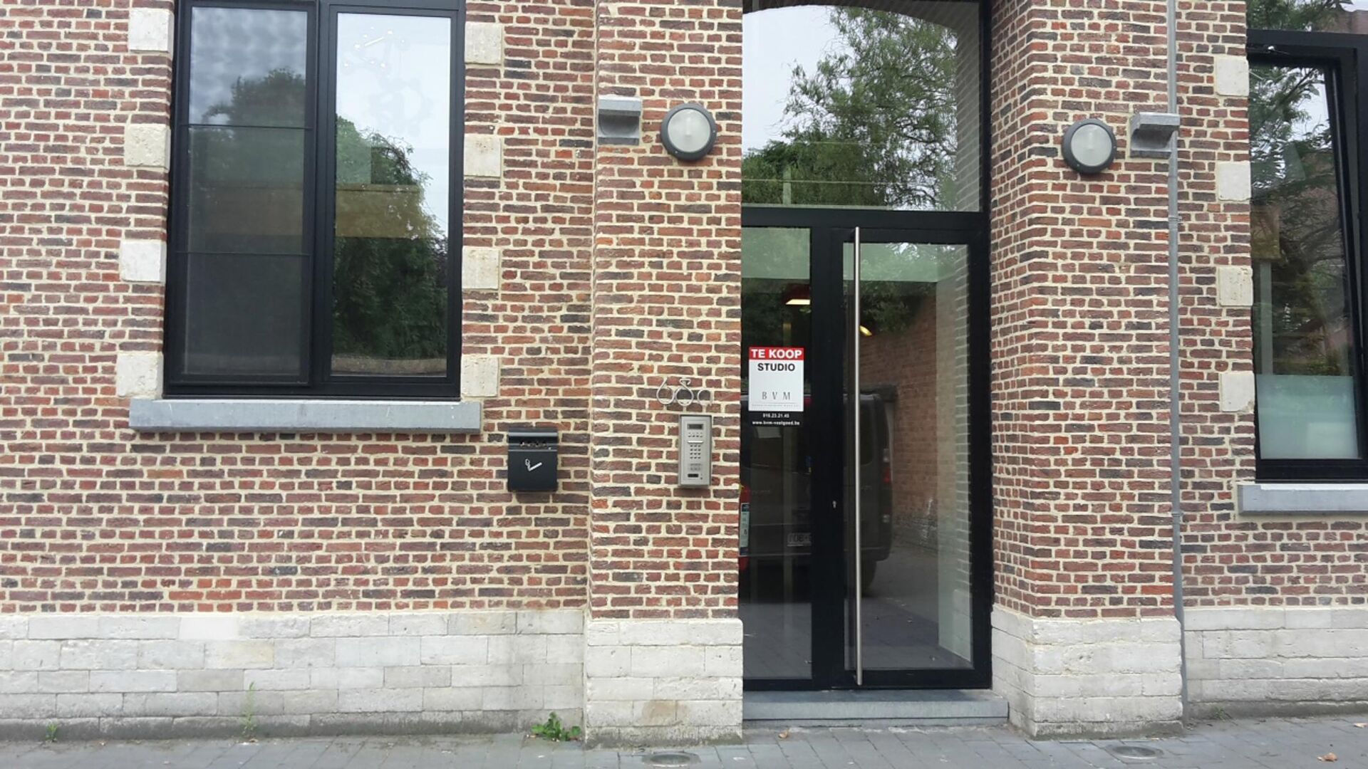 Nouvelle chambre d'étudiant avec salle de bain privée au rez-de-chaussée. La chambre est meublée d'un lit, d'un bureau, d'un réfrigérateur et d'une armoire. L'éclairage et les rideaux sont également fournis. Il y a une grande cuisine commune avec 