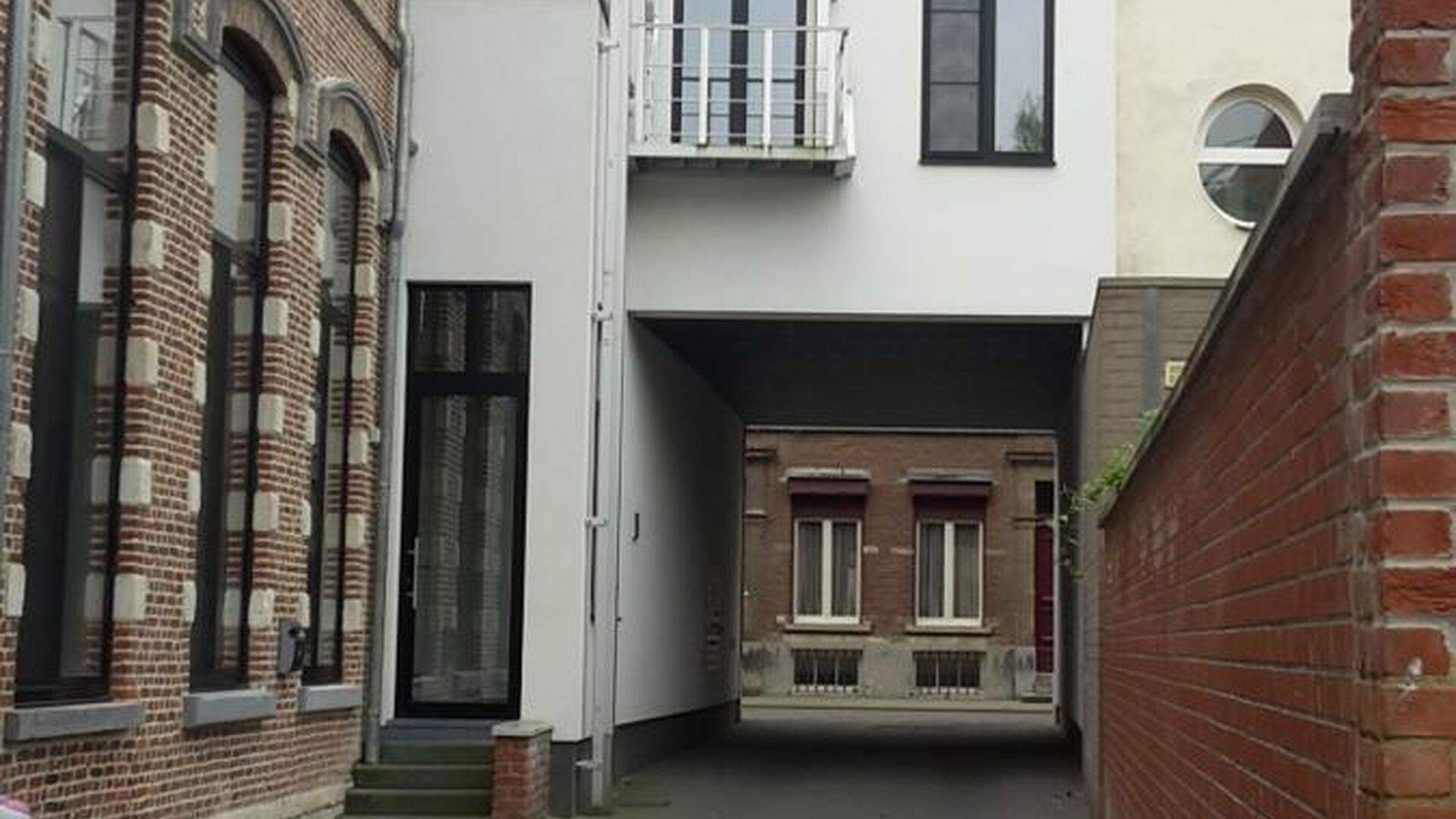 Nouvelle chambre d'étudiant avec salle de bain privée au rez-de-chaussée. La chambre est meublée d'un lit, d'un bureau, d'un réfrigérateur et d'une armoire. L'éclairage et les rideaux sont également fournis. Il y a une grande cuisine commune avec 