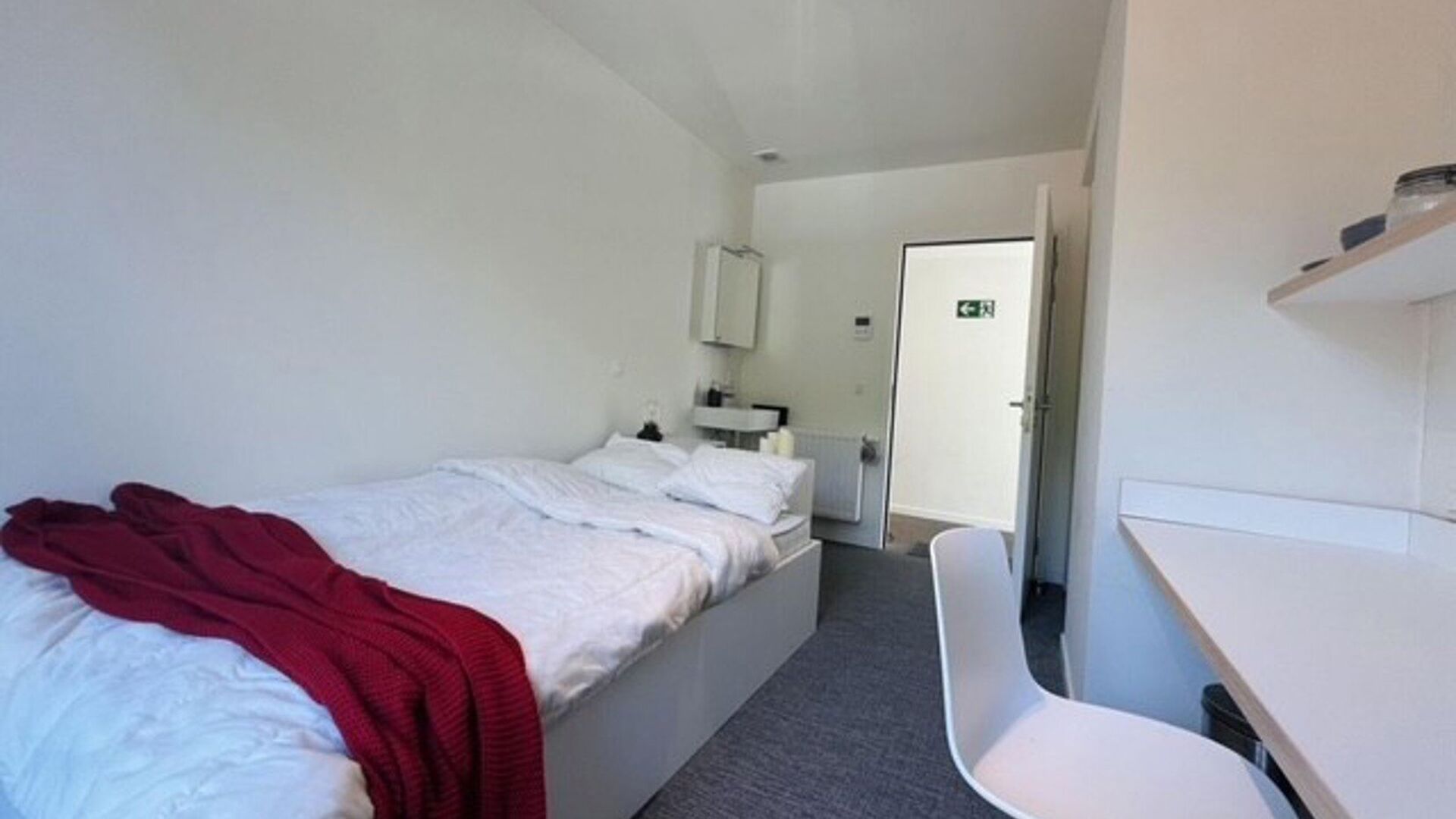 Chambres d'étudiants situées dans la résidence d'étudiants ACE au 266 Ridderstraat. Cette chambre dispose de sa propre salle de bain et est meublée d'un lit, d'un bureau, d'une étagère, d'une armoire et d'un réfrigérateur. Chaque couloir dispose 