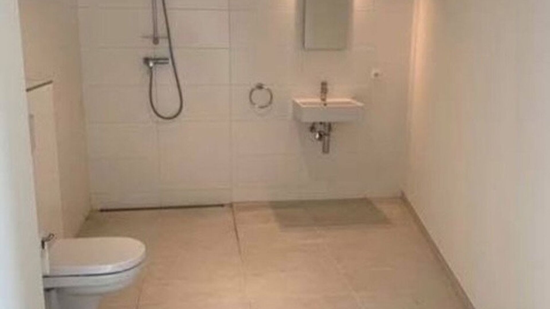 Chambres d'étudiants situées dans la résidence d'étudiants ACE au 266 Ridderstraat. Cette chambre dispose de sa propre salle de bain et est meublée d'un lit, d'un bureau, d'une étagère, d'une armoire et d'un réfrigérateur. Chaque couloir dispose 