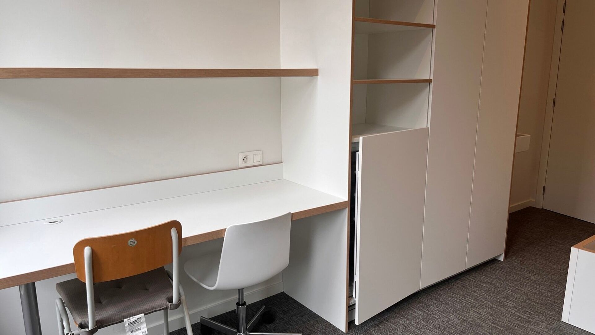 Derni&egrave;re chambre avec sanitaires partag&eacute;s disponible dans une r&eacute;sidence &eacute;tudiante soign&eacute;e. Cette chambre est fonctionnellement meubl&eacute;e et offre un cadre de vie et d&rsquo;&eacute;tude agr&eacute;able.

Le bien lou&eacute; comprend les installations/services suivants, &agrave; 