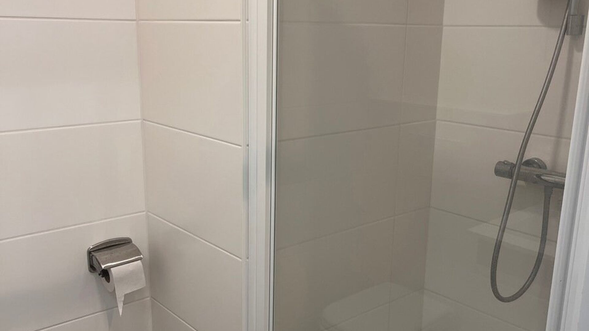 La chambre est strictement destinée à un usage individuel et est meublée avec un lit, matelas, bureau, chaise, étagère et armoire. La chambre dispose également d’eau froide et chaude et d’un WC privé. Une connexion Internet via câble réseau e