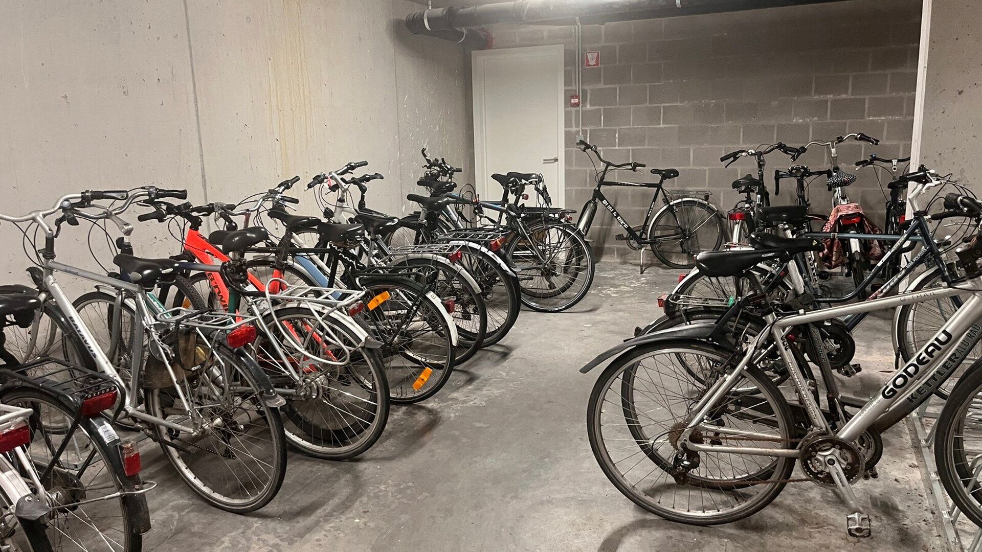 La chambre est strictement destinée à un usage individuel et est meublée avec un lit, matelas, bureau, chaise, étagère et armoire. La chambre dispose également d’eau froide et chaude et d’un WC privé. Une connexion Internet via câble réseau e