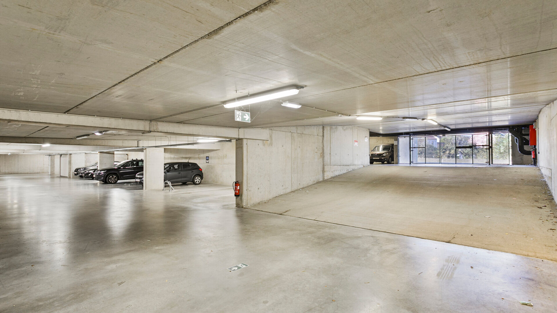 Bienvenue dans cette chambre étudiante soignée et confortable.
La chambre est strictement destinée à un usage individuel et est meublée avec un lit, bureau, chaise, étagère, armoire et stores. Elle dispose également de sanitaires privés avec dou