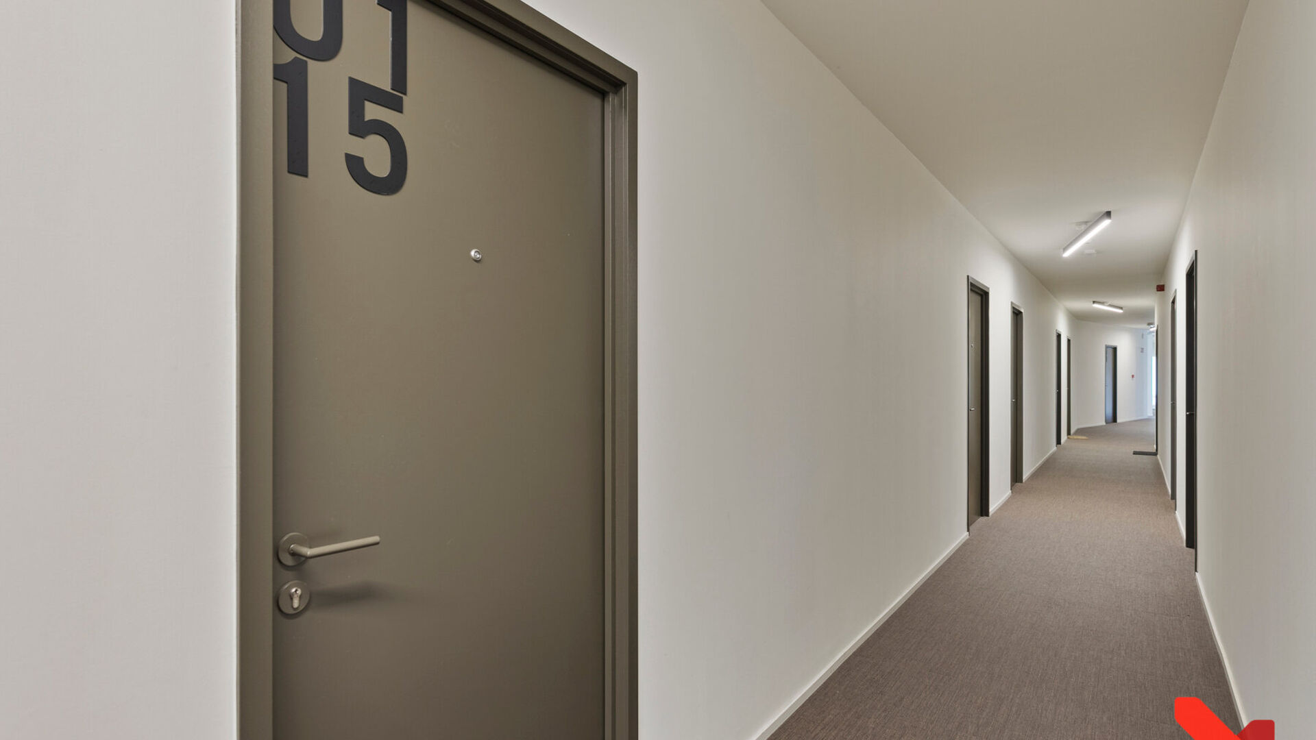 Bienvenue dans cette chambre étudiante soignée et confortable.
La chambre est strictement destinée à un usage individuel et est meublée avec un lit, bureau, chaise, étagère, armoire et stores. Elle dispose également de sanitaires privés avec dou