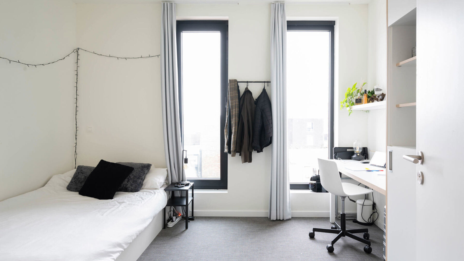 Chambre étudiante située dans une résidence étudiante conviviale, idéalement située. Cette chambre est meublée et les sanitaires (douche et WC) sont partagés avec les autres occupants.
Le bien loué comprend les installations/services suivants,