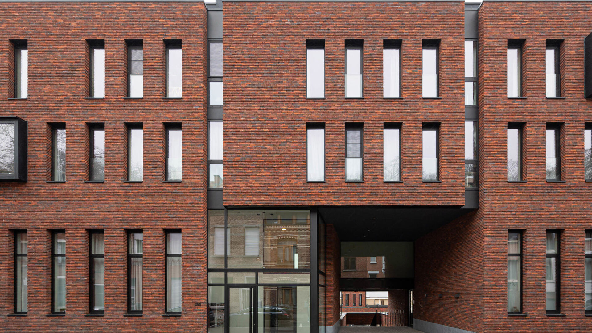 Chambre étudiante située dans une résidence étudiante conviviale, idéalement située. Cette chambre est meublée et les sanitaires (douche et WC) sont partagés avec les autres occupants.
Le bien loué comprend les installations/services suivants,