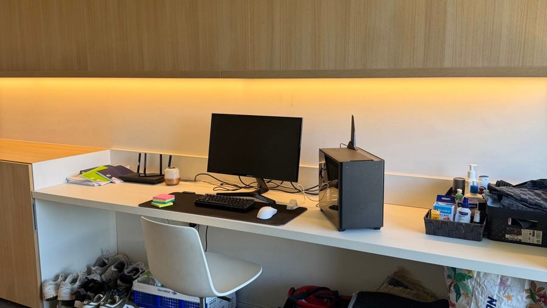 Bienvenue dans cette chambre &eacute;tudiante soign&eacute;e et confortable.

La chambre est strictement destin&eacute;e &agrave; un usage individuel et est meubl&eacute;e avec un lit, bureau, chaise, &eacute;tag&egrave;re, armoire et stores. Elle dispose &eacute;galement de sanitaires priv&eacute;s avec dou
