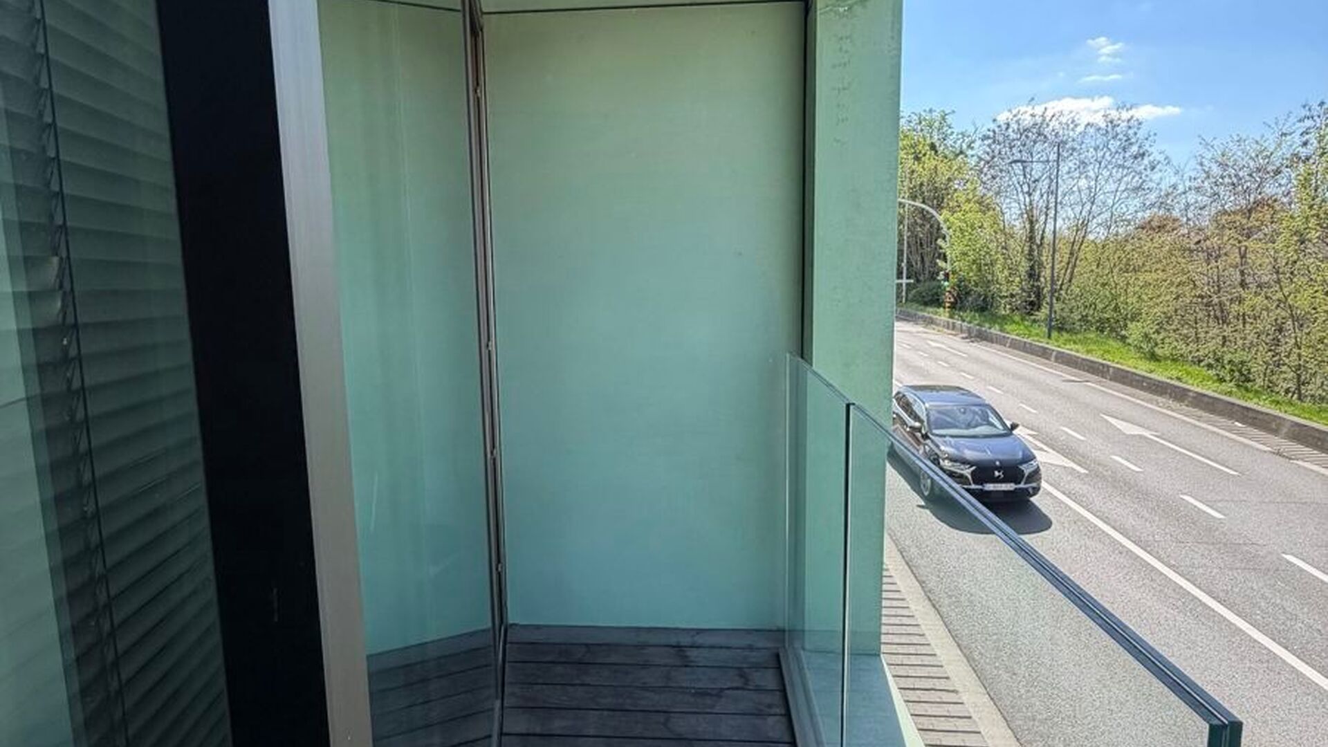 Bienvenue dans cette chambre &eacute;tudiante soign&eacute;e et confortable.

La chambre est strictement destin&eacute;e &agrave; un usage individuel et est meubl&eacute;e avec un lit, bureau, chaise, &eacute;tag&egrave;re, armoire et stores. Elle dispose &eacute;galement de sanitaires priv&eacute;s avec dou