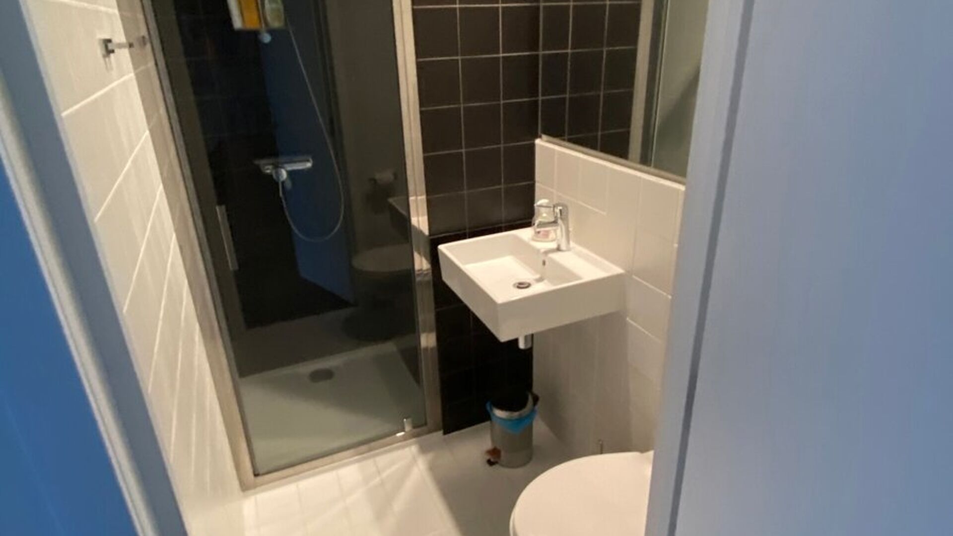 Bienvenue dans cette chambre &eacute;tudiante soign&eacute;e et confortable.

La chambre est strictement destin&eacute;e &agrave; un usage individuel et est meubl&eacute;e avec un lit, bureau, chaise, &eacute;tag&egrave;re, armoire et stores. Elle dispose &eacute;galement de sanitaires priv&eacute;s avec dou