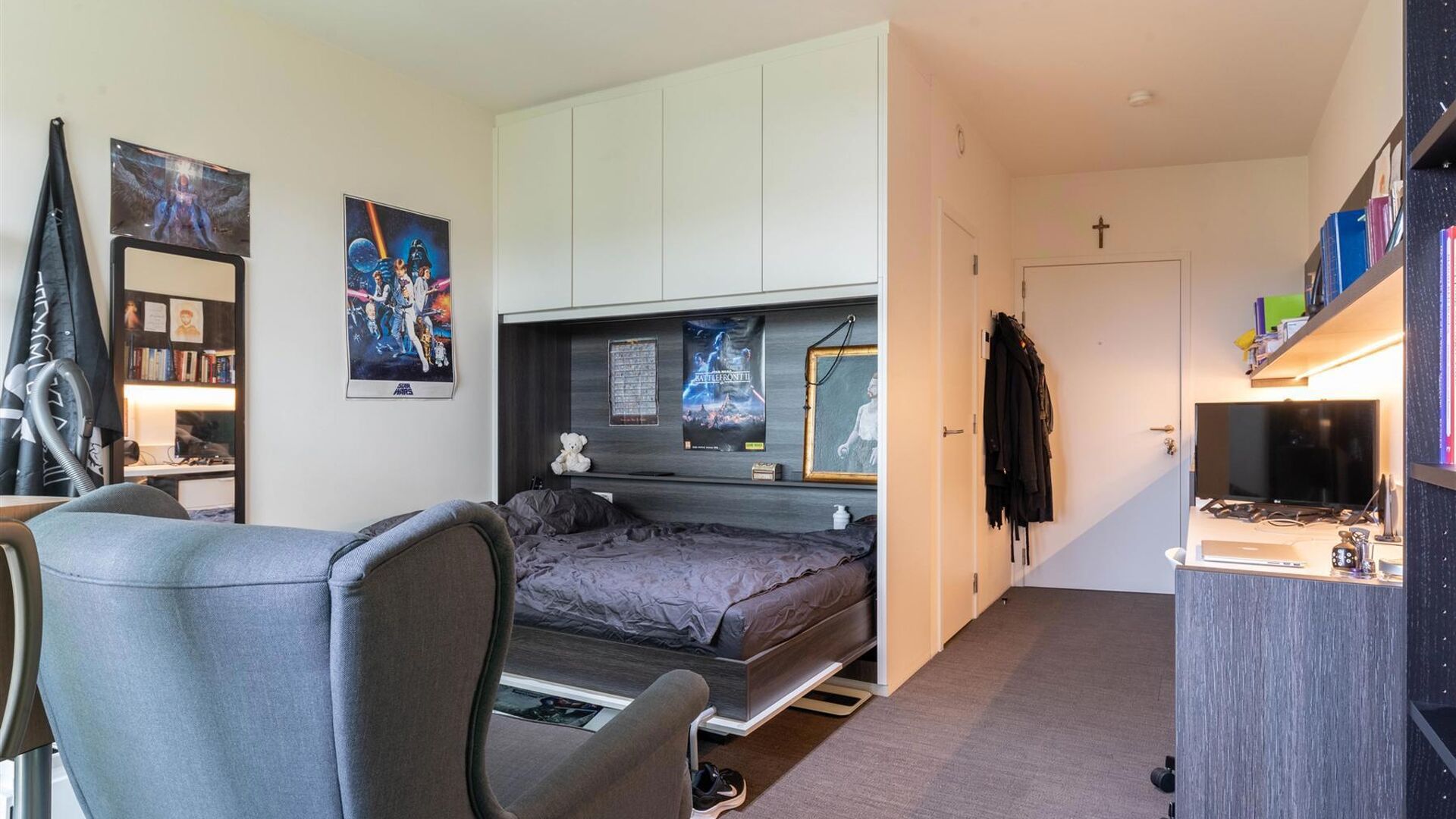 Bienvenue dans cette chambre &eacute;tudiante confortable et bien entretenue.

La chambre est &agrave; usage individuel et meubl&eacute;e avec un lit, un bureau, une chaise, une biblioth&egrave;que, une armoire et des stores. Elle dispose &eacute;galement d'une salle de bain privative