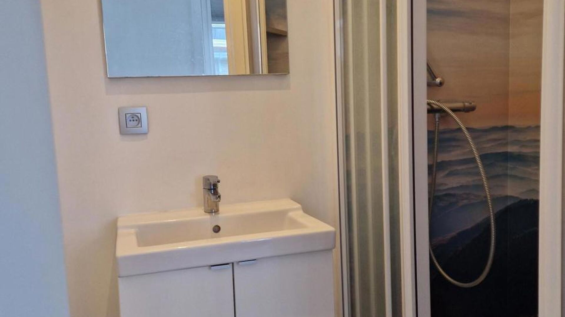 POUR L’ANNÉE ACADÉMIQUE EN COURS (jusqu’au 09/09/2026) – UNIQUEMENT POUR LES ÉTUDIANTS
Cette résidence étudiante à taille humaine, située à proximité du Lei et du Marché aux Poissons, dispose encore d’une chambre étudiante disponible.