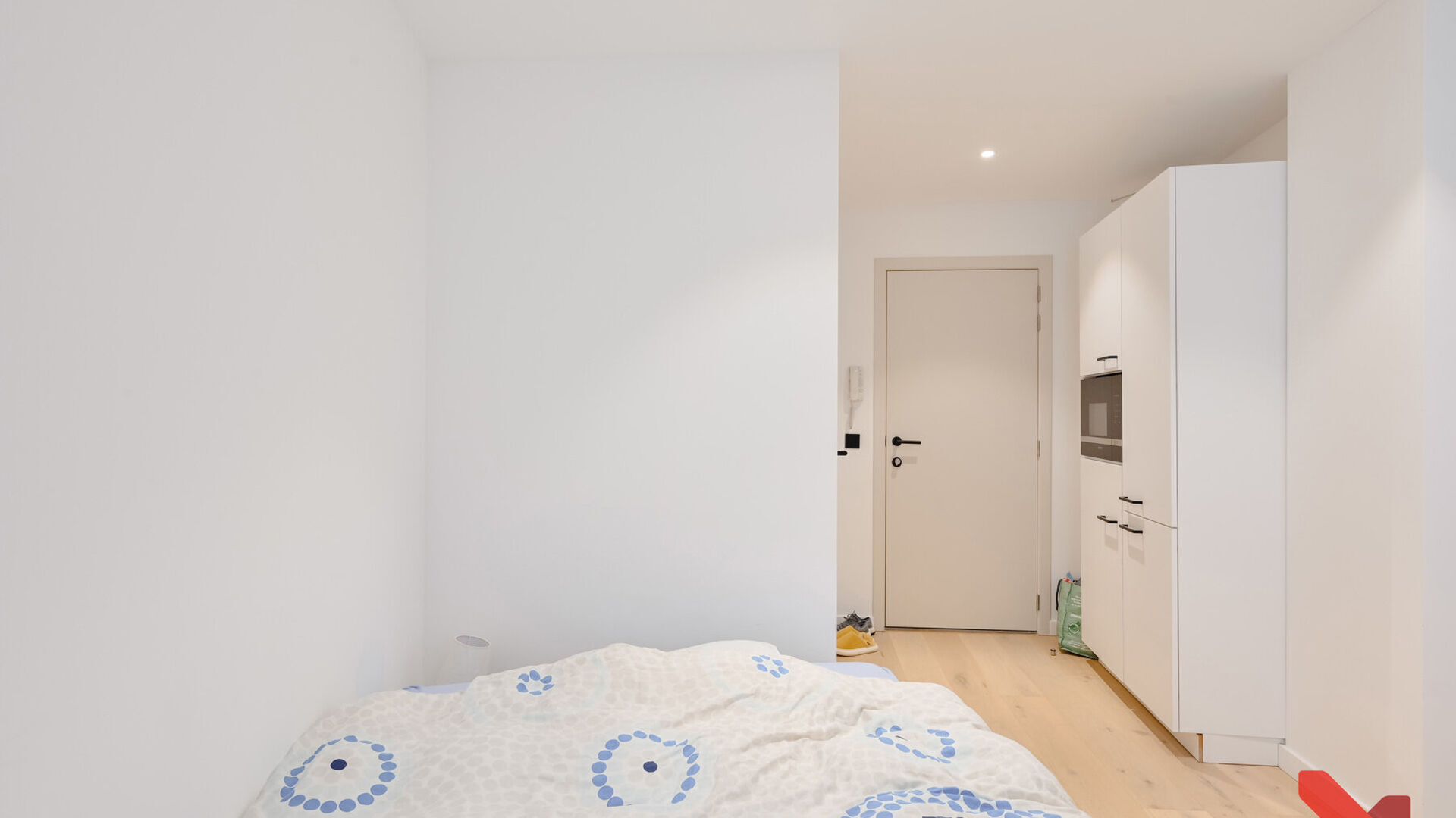Cette charmante chambre &eacute;tudiante enti&egrave;rement r&eacute;nov&eacute;e b&eacute;n&eacute;ficie d&rsquo;un emplacement exceptionnel, directement situ&eacute;e sur la Vismarkt.

La chambre dispose d&rsquo;un meuble int&eacute;gr&eacute; comprenant un r&eacute;frig&eacute;rateur et un four &agrave; micro-ondes, ainsi que d&rsquo;