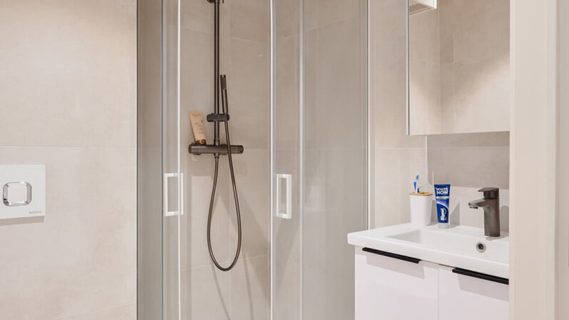 Cette charmante chambre &eacute;tudiante enti&egrave;rement r&eacute;nov&eacute;e b&eacute;n&eacute;ficie d&rsquo;un emplacement exceptionnel, directement situ&eacute;e sur la Vismarkt.

La chambre dispose d&rsquo;un meuble int&eacute;gr&eacute; comprenant un r&eacute;frig&eacute;rateur et un four &agrave; micro-ondes, ainsi que d&rsquo;