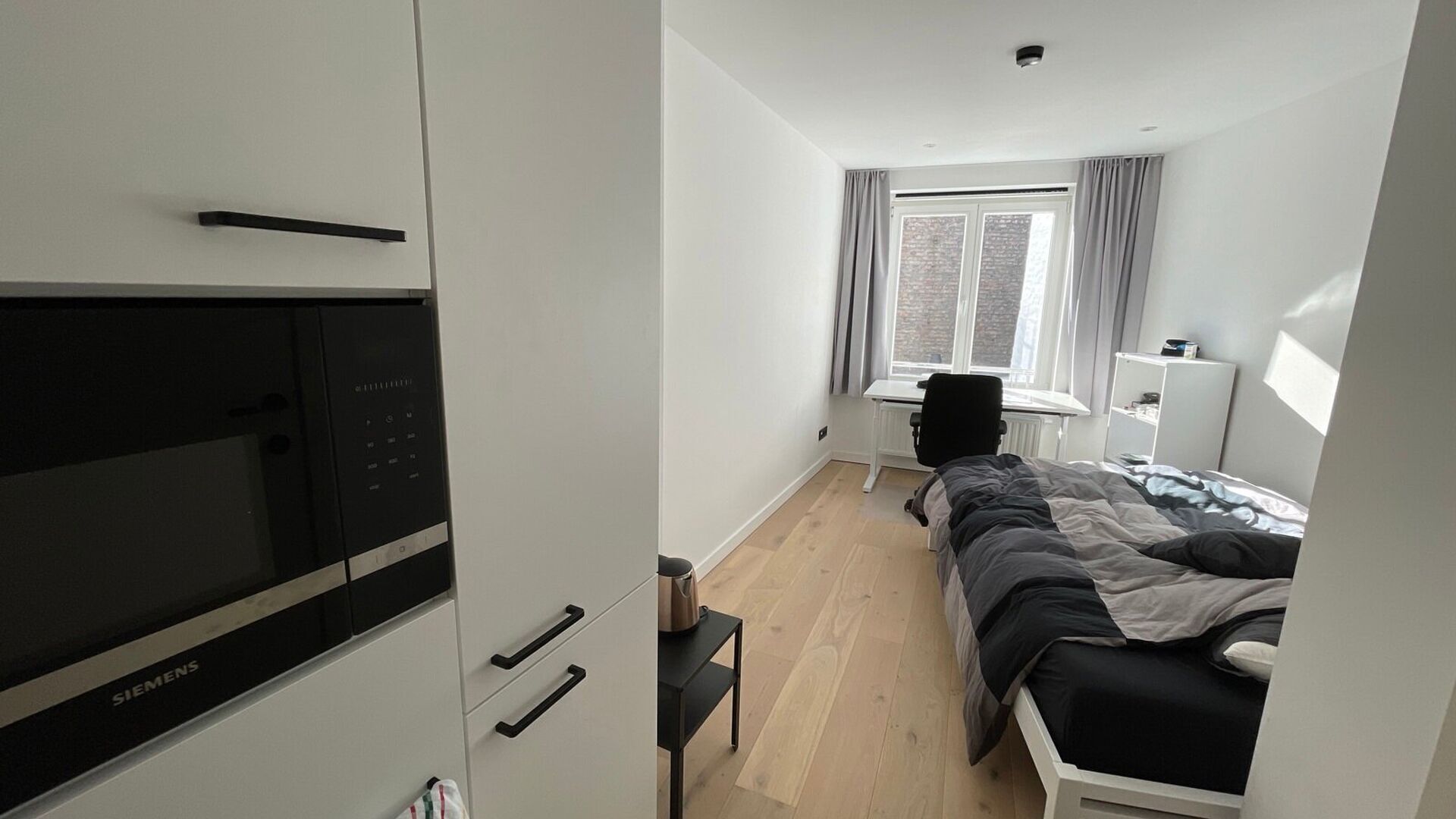 Cette charmante chambre &eacute;tudiante enti&egrave;rement r&eacute;nov&eacute;e b&eacute;n&eacute;ficie d&rsquo;un emplacement exceptionnel, directement situ&eacute;e sur la Vismarkt.

La chambre dispose d&rsquo;un meuble int&eacute;gr&eacute; comprenant un r&eacute;frig&eacute;rateur et un four &agrave; micro-ondes, ainsi que d&rsquo;