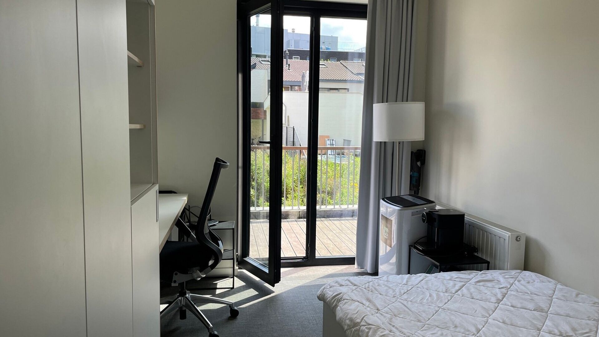 Cette chambre parfaitement entretenue est située au rez-de-chaussée et dispose de tout le confort moderne, notamment d’une salle de bains privative avec douche et toilettes.
La chambre est équipée d’un bureau fixe, de nombreux espaces de rangemen