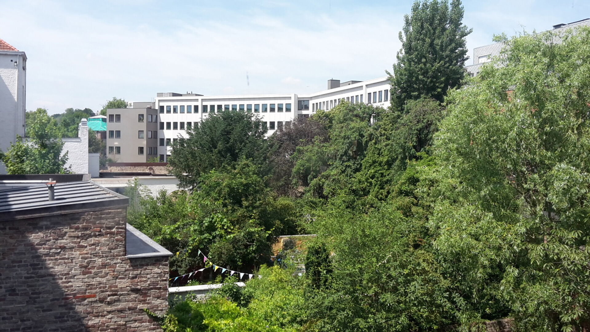 Nouvelle chambre étudiante sous forme de triplex dans le prestigieux projet Campus Vital. Cette chambre étudiante est située au premier étage. L’espace nuit est aménagé en duplex, tandis que la salle de bains se trouve au niveau inférieur. La cha