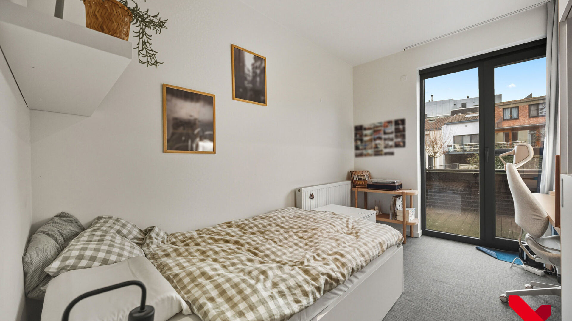 Cette belle chambre étudiante, très bien entretenue, offre tout ce dont vous avez besoin pour un séjour confortable à Louvain. La chambre dispose de sa propre salle de bain avec douche et toilettes, d'un bureau fixe, de suffisamment de rangement et d'