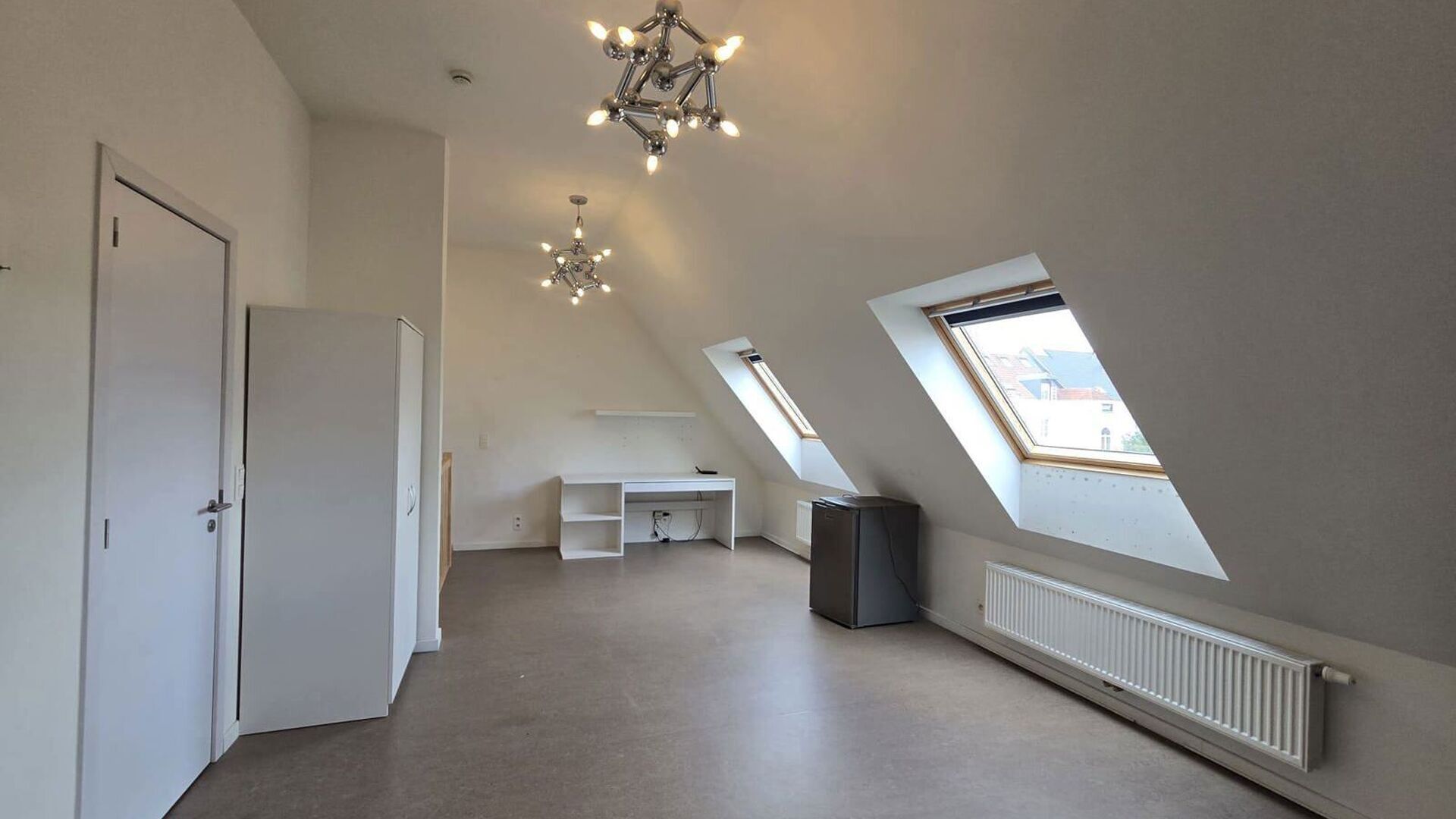 Nouvelle chambre &eacute;tudiante sous forme de triplex dans le prestigieux projet Campus Vital. Cette chambre &eacute;tudiante est situ&eacute;e au premier &eacute;tage. L&rsquo;espace nuit est am&eacute;nag&eacute; en duplex, tandis que la salle de bains se trouve au niveau inf&eacute;rieur. La cha