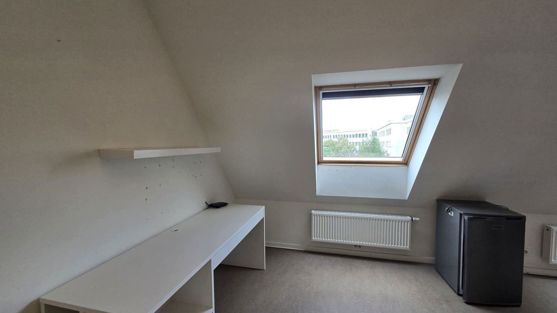 Nouvelle chambre &eacute;tudiante sous forme de triplex dans le prestigieux projet Campus Vital. Cette chambre &eacute;tudiante est situ&eacute;e au premier &eacute;tage. L&rsquo;espace nuit est am&eacute;nag&eacute; en duplex, tandis que la salle de bains se trouve au niveau inf&eacute;rieur. La cha