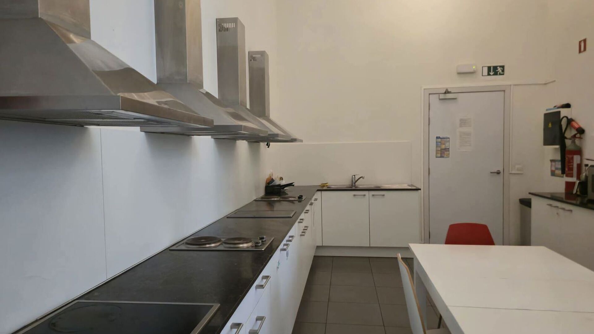 Nouvelle chambre &eacute;tudiante sous forme de triplex dans le prestigieux projet Campus Vital. Cette chambre &eacute;tudiante est situ&eacute;e au premier &eacute;tage. L&rsquo;espace nuit est am&eacute;nag&eacute; en duplex, tandis que la salle de bains se trouve au niveau inf&eacute;rieur. La cha