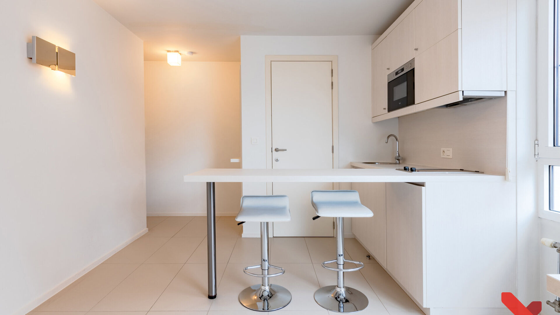 POUR L'ANNÉE UNIVERSITAIRE 2026-2027
Bienvenue dans ce studio étudiant spacieux situé en plein cœur de Louvain !
Ce studio spacieux dispose d'une kitchenette équipée, d'une salle de bains privative et d'un meuble intégré avec lit escamotable.
Grâ
