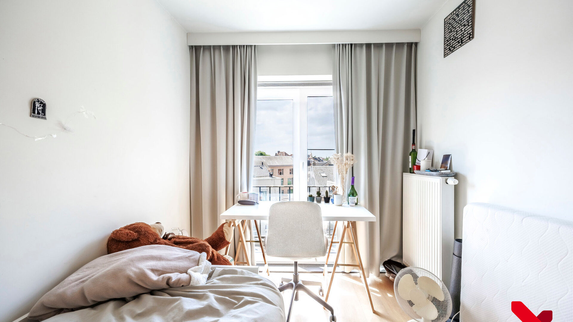 Cette chambre d'étudiant meublée se trouve à la Résidence Central Park, en bordure du parc et à quelques pas de diverses commodités.

La chambre est située au quatrième et plus haut étage du bâtiment. Grâce à son emplacement à l'arrière, la 