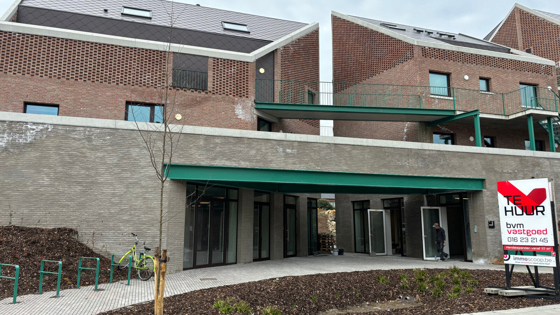 Bent u op zoek naar een moderne en perfect gelegen commerciële ruimte voor uw onderneming? Dit nieuwbouwpand in Heverlee biedt alles wat u nodig heeft om uw zaak succesvol te laten groeien. Gelegen aan de strategisch belangrijke Celestijnenlaan, vlakbij 