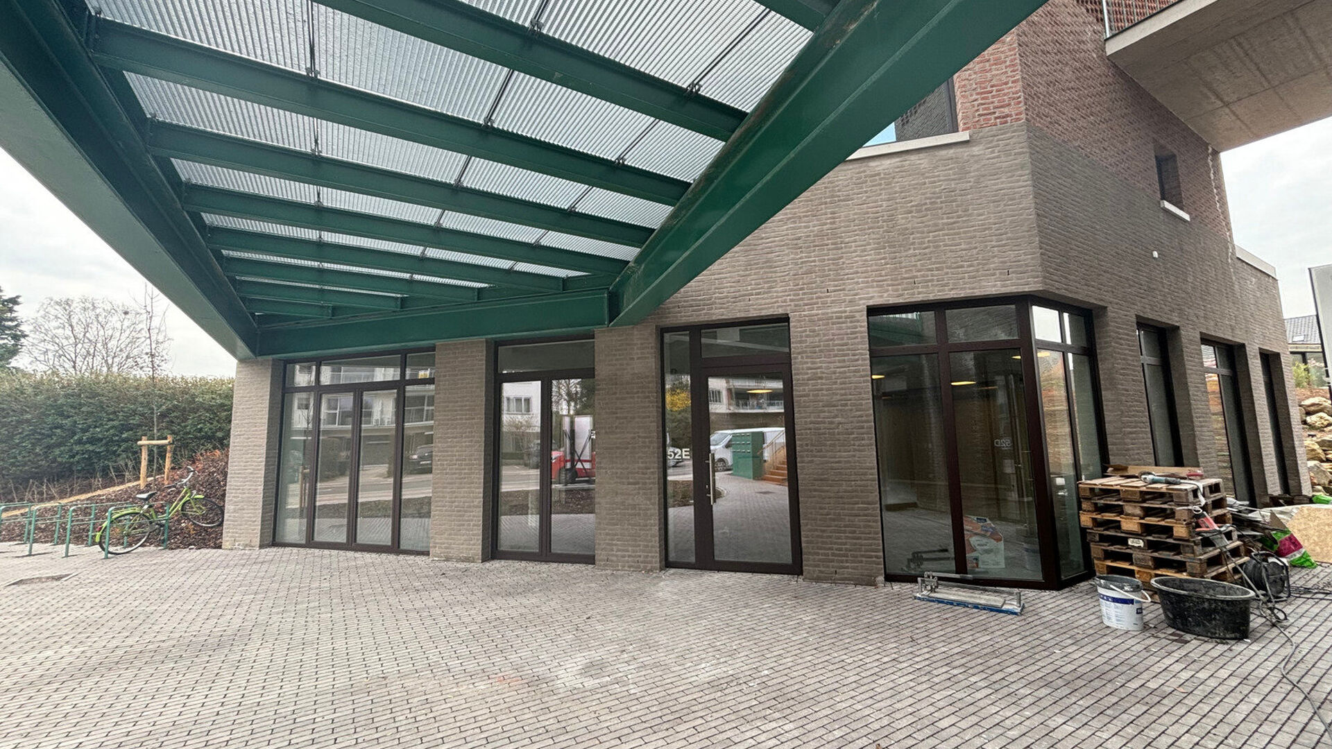Bent u op zoek naar een moderne en perfect gelegen commerciële ruimte voor uw onderneming? Dit nieuwbouwpand in Heverlee biedt alles wat u nodig heeft om uw zaak succesvol te laten groeien. Gelegen aan de strategisch belangrijke Celestijnenlaan, vlakbij 