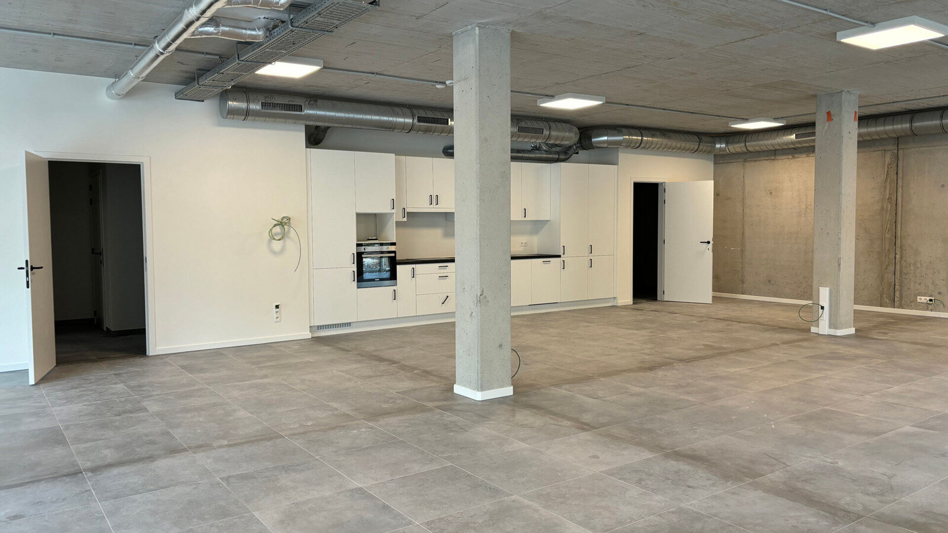 Bent u op zoek naar een moderne en perfect gelegen commerciële ruimte voor uw onderneming? Dit nieuwbouwpand in Heverlee biedt alles wat u nodig heeft om uw zaak succesvol te laten groeien. Gelegen aan de strategisch belangrijke Celestijnenlaan, vlakbij 